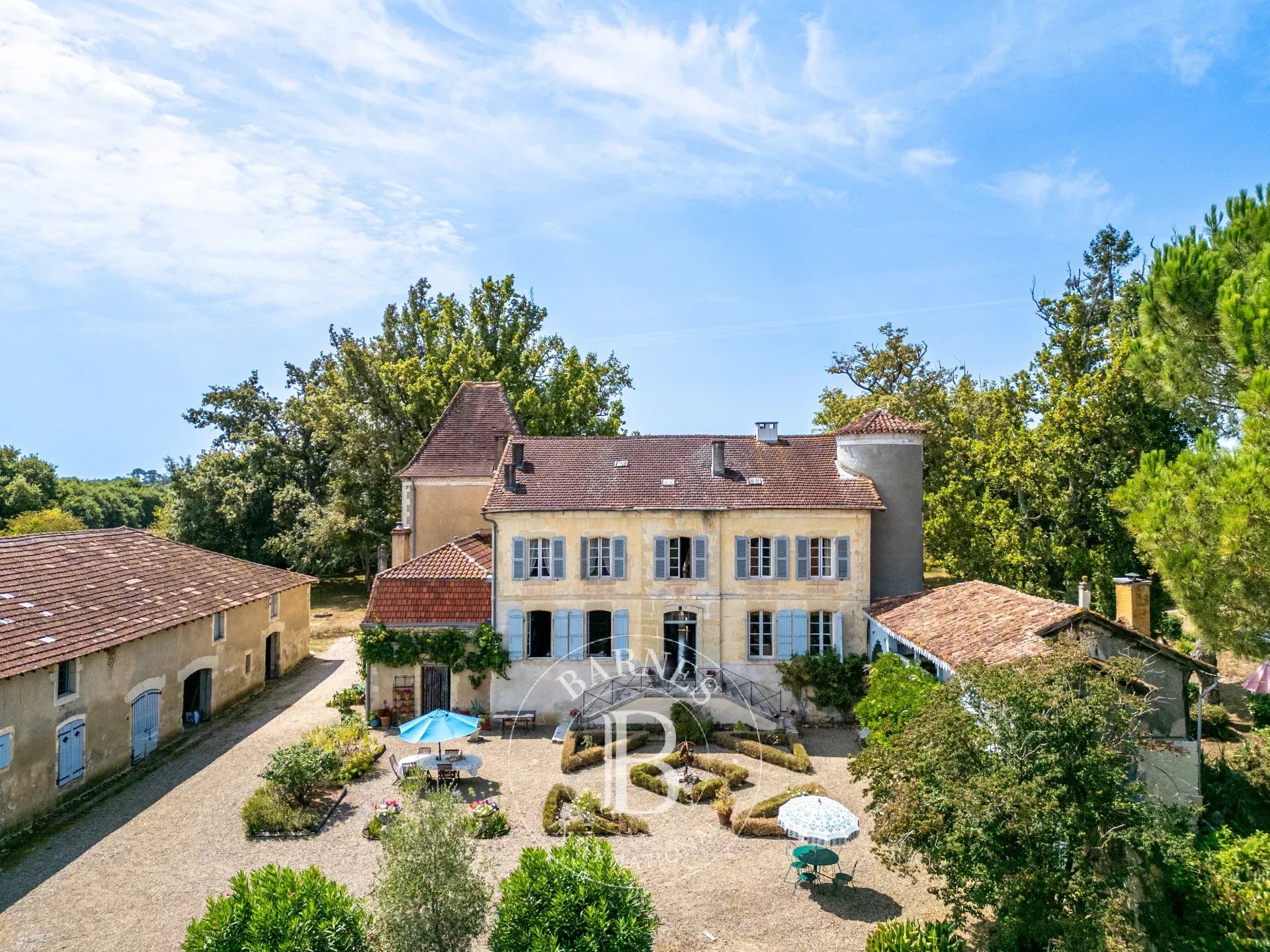 HAGETMAU , CHÂTEAU DU XVIIème AVEC DÉPENDANCES SUR 3 HECTARES