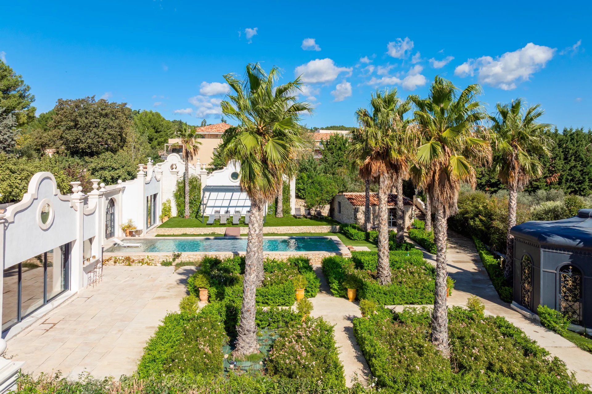 Luxueuse villa meublée ou non meublée à louer à Aix-en-Provence avec dépendances : Evasion et élégance au coeur de la Provence