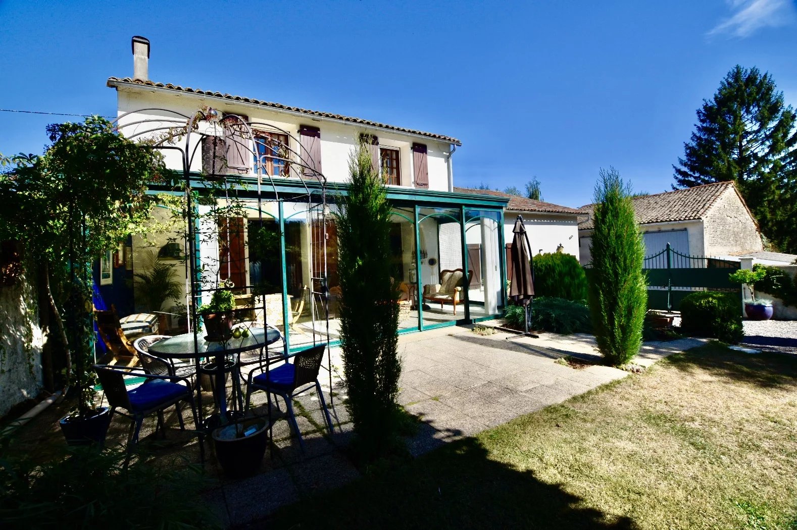 Belle maison de village rénovée avec jardins paysagers et piscine