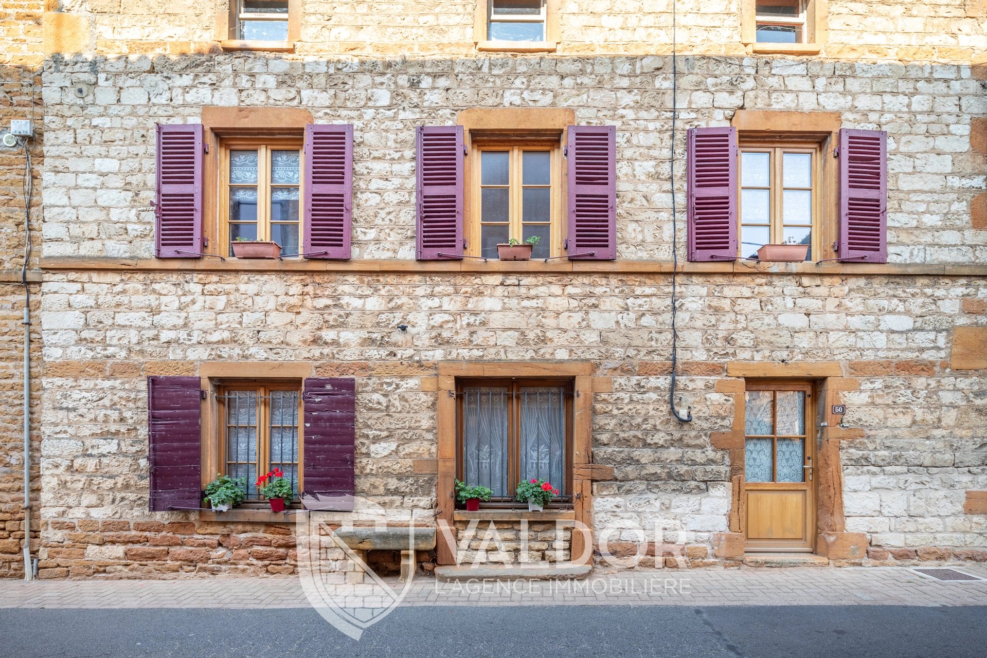 Maison de village en pierres dorées