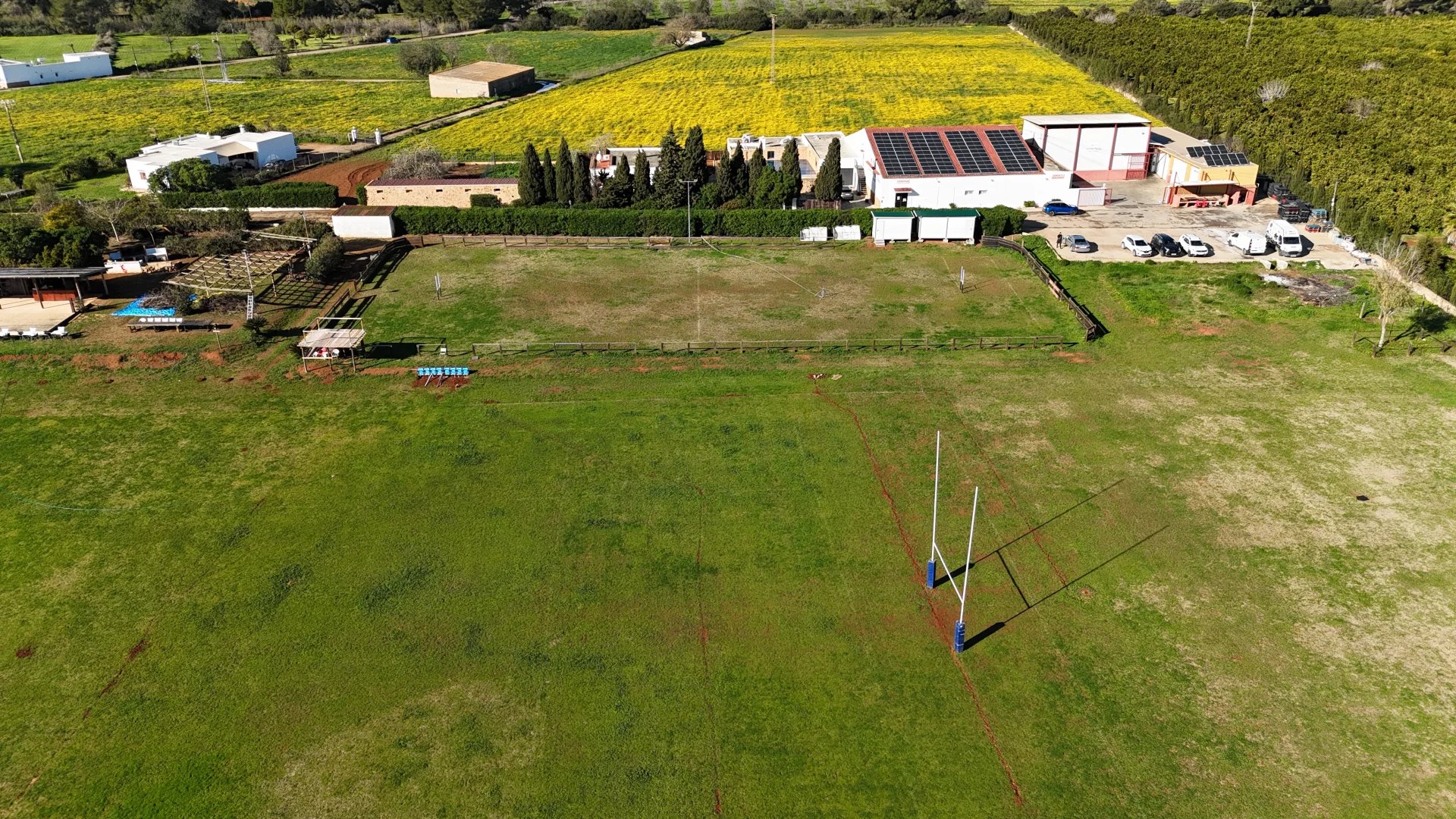 Complex with house and swimming pool, commercial and industrial area and large sports area.