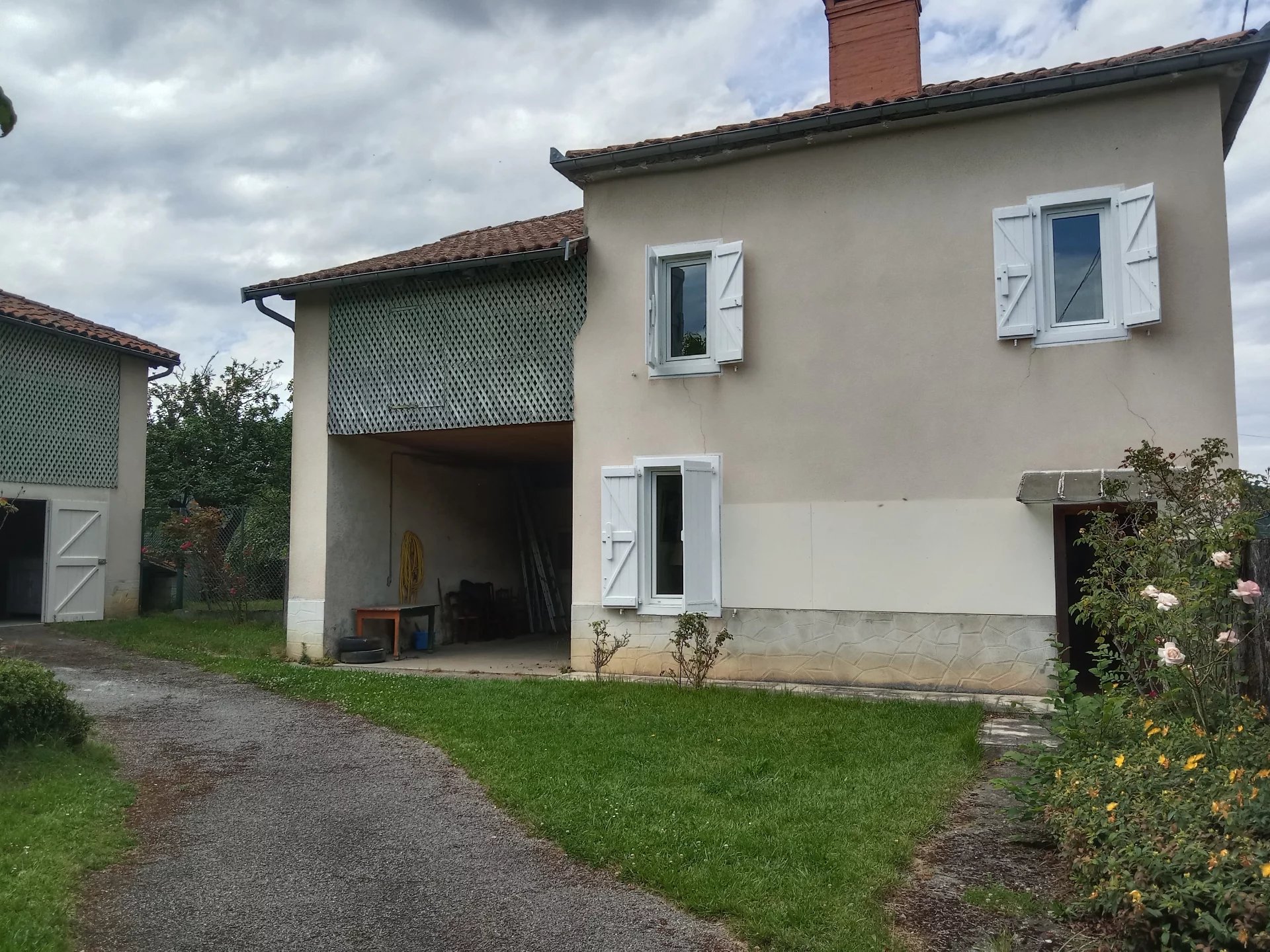 Proche de Barbazan, charmante maison de village avec maison à rénover sur joli jardin