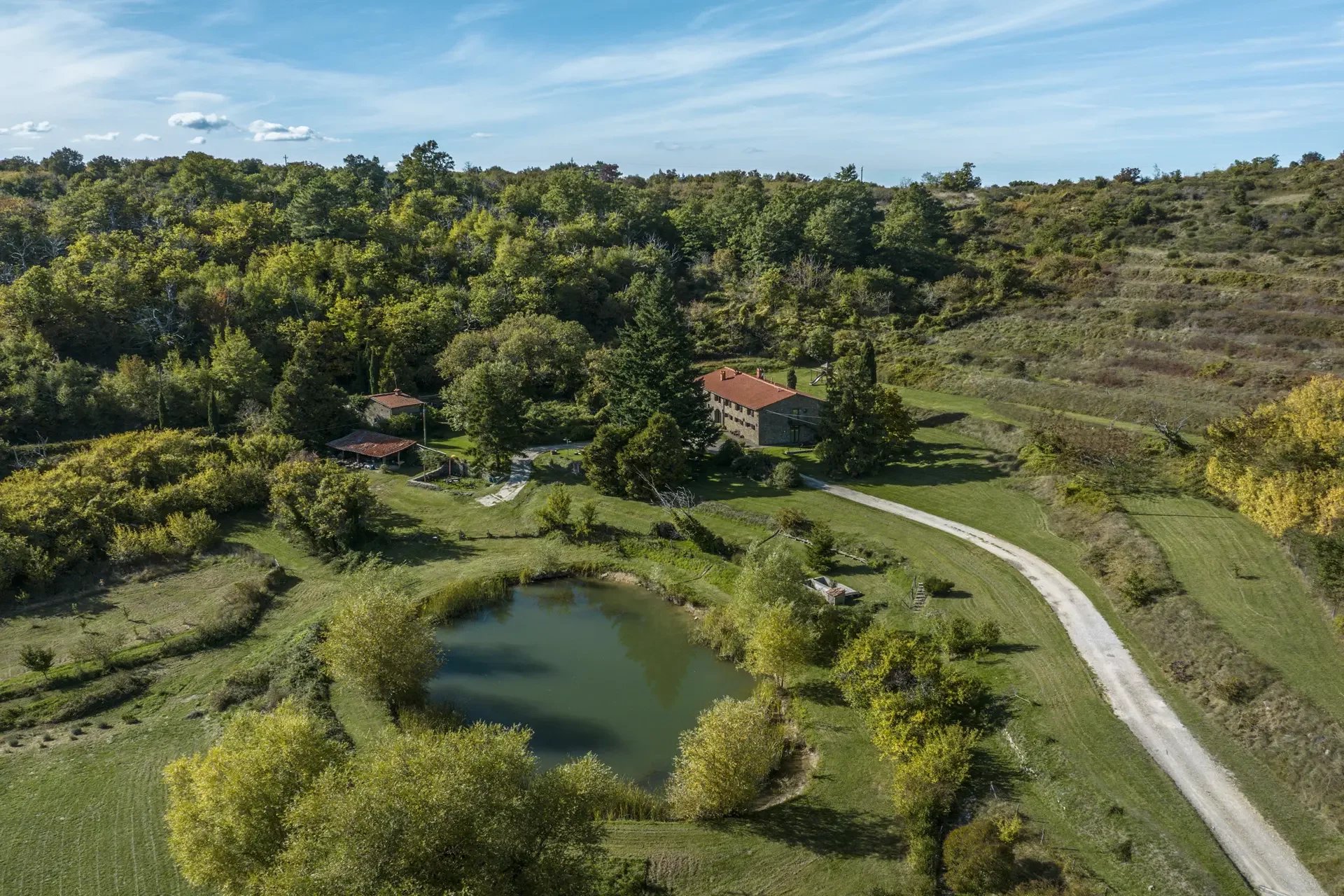 TENUTA DI 101 HA CON SORGENTI NATURALI IN VENDITA TRA AREZZO E FIRENZE