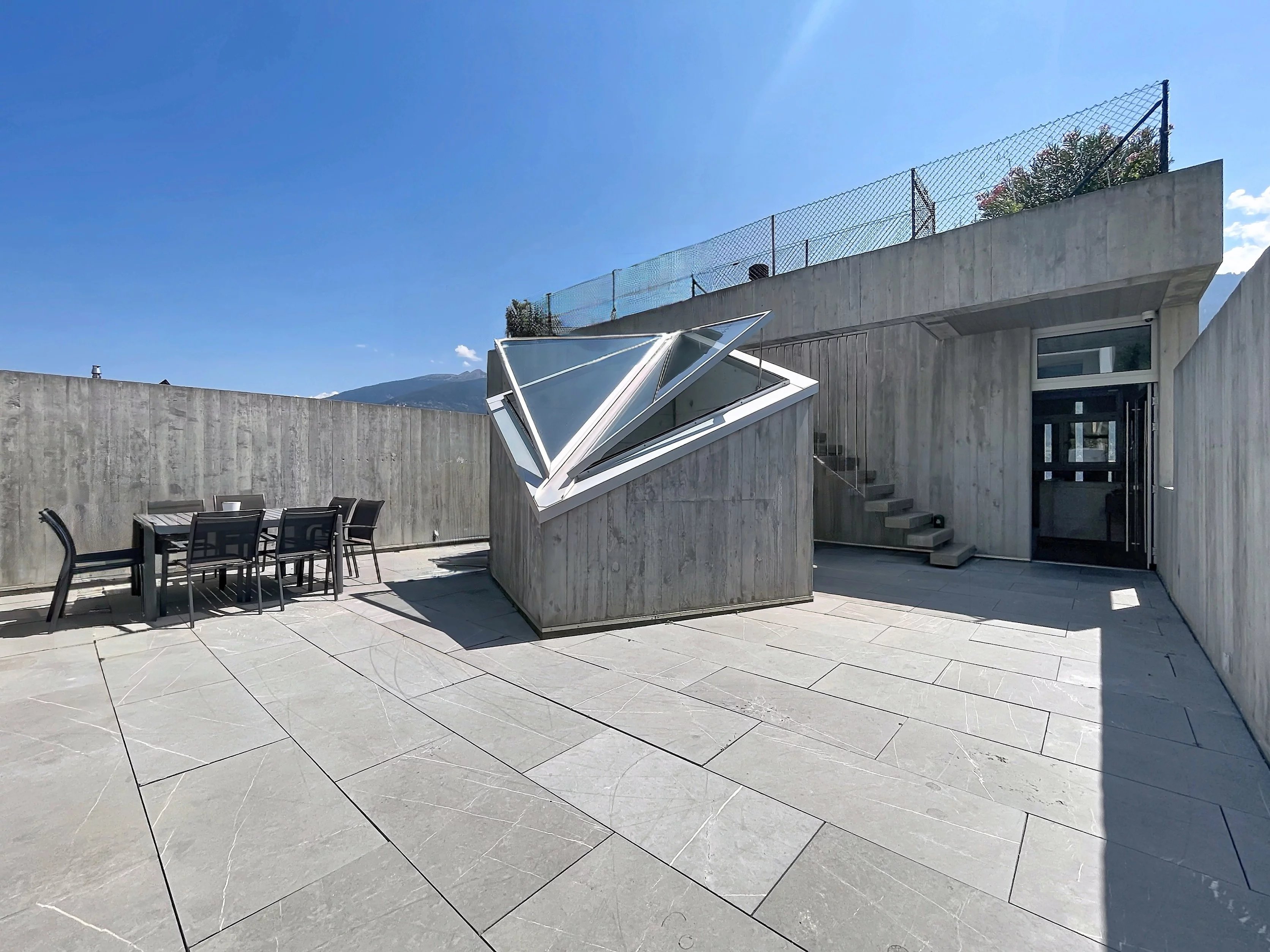 Propriété contemporaine avec rooftop panoramique