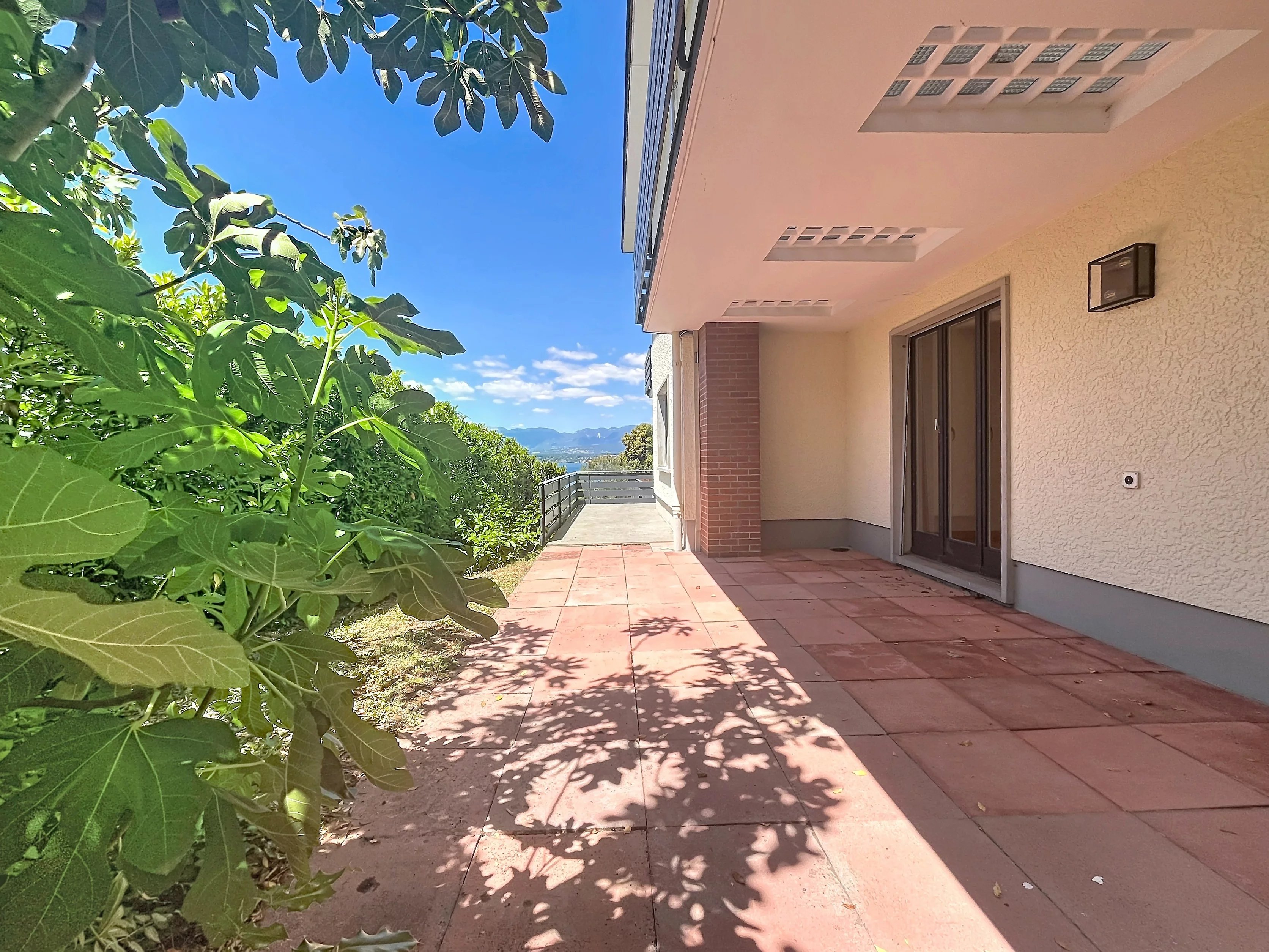 Detached villa with private beach – Route d’Hermance