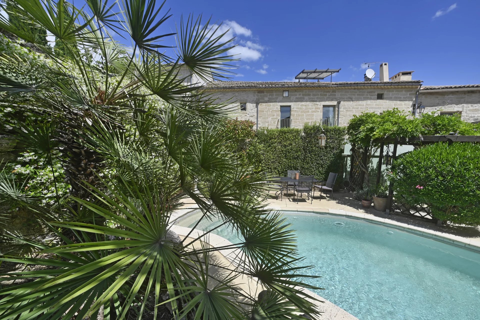 Authentique maison de village en pierre avec jardin et piscine, à quelques km seulement d'Uzès
