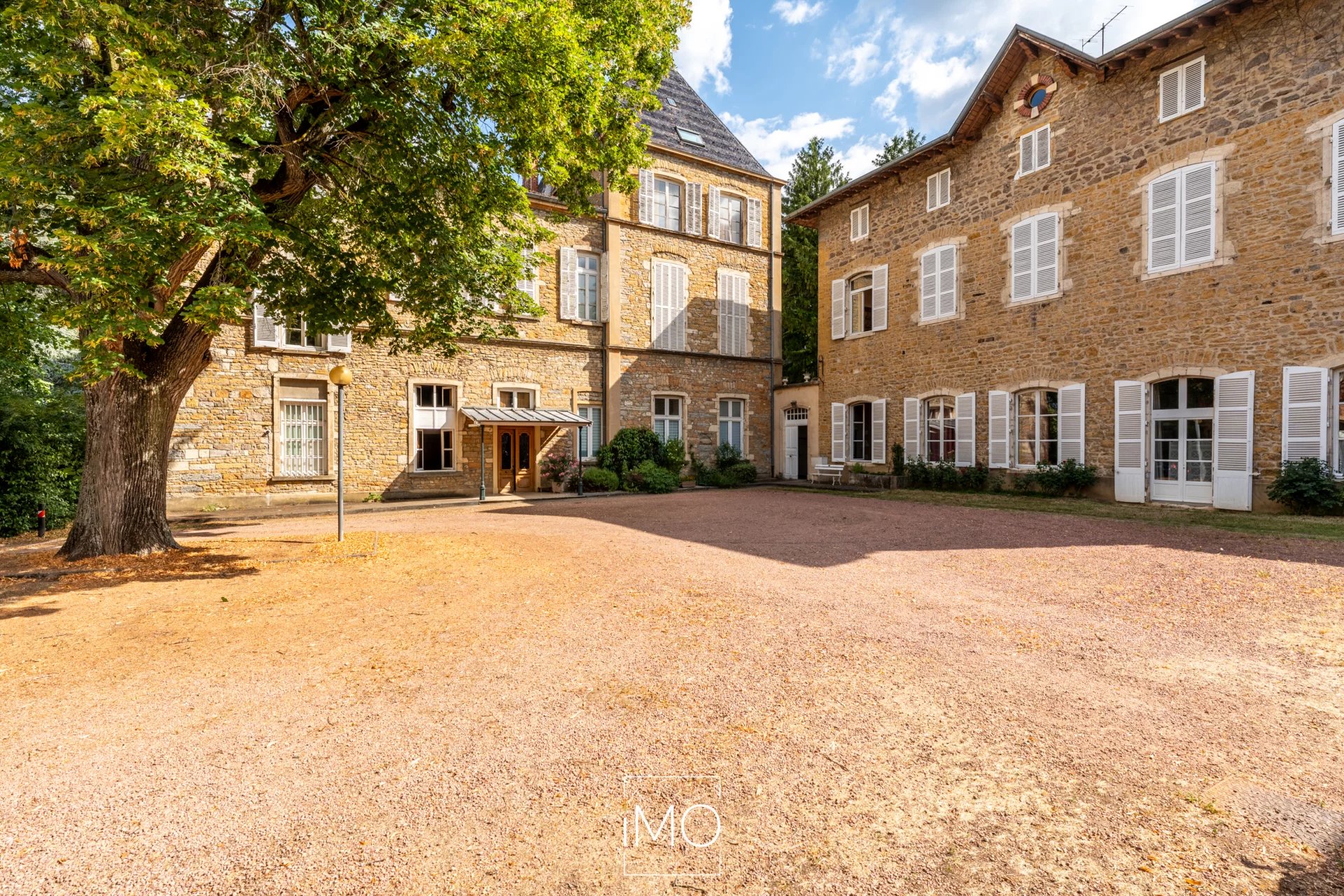 CHASSELAY (69380) – Coup de cœur ! Appartement de caractère dans un château