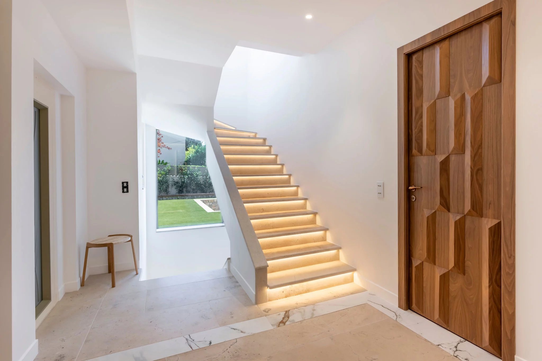  Image of Villa - 5 Bedrooms for Sale in Alpes-Maritimes-Cannes-France, Image 16