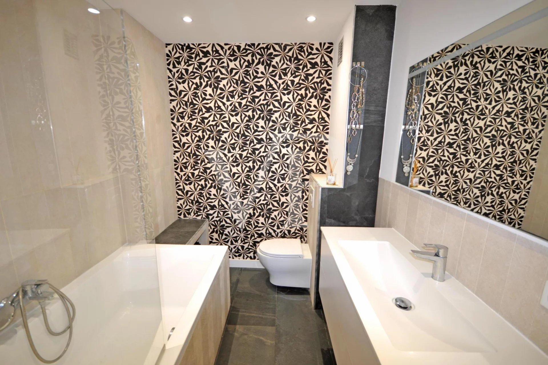 SEA VIEW APARTMENT BETWEEN TOWN AND POINTE CROISETT