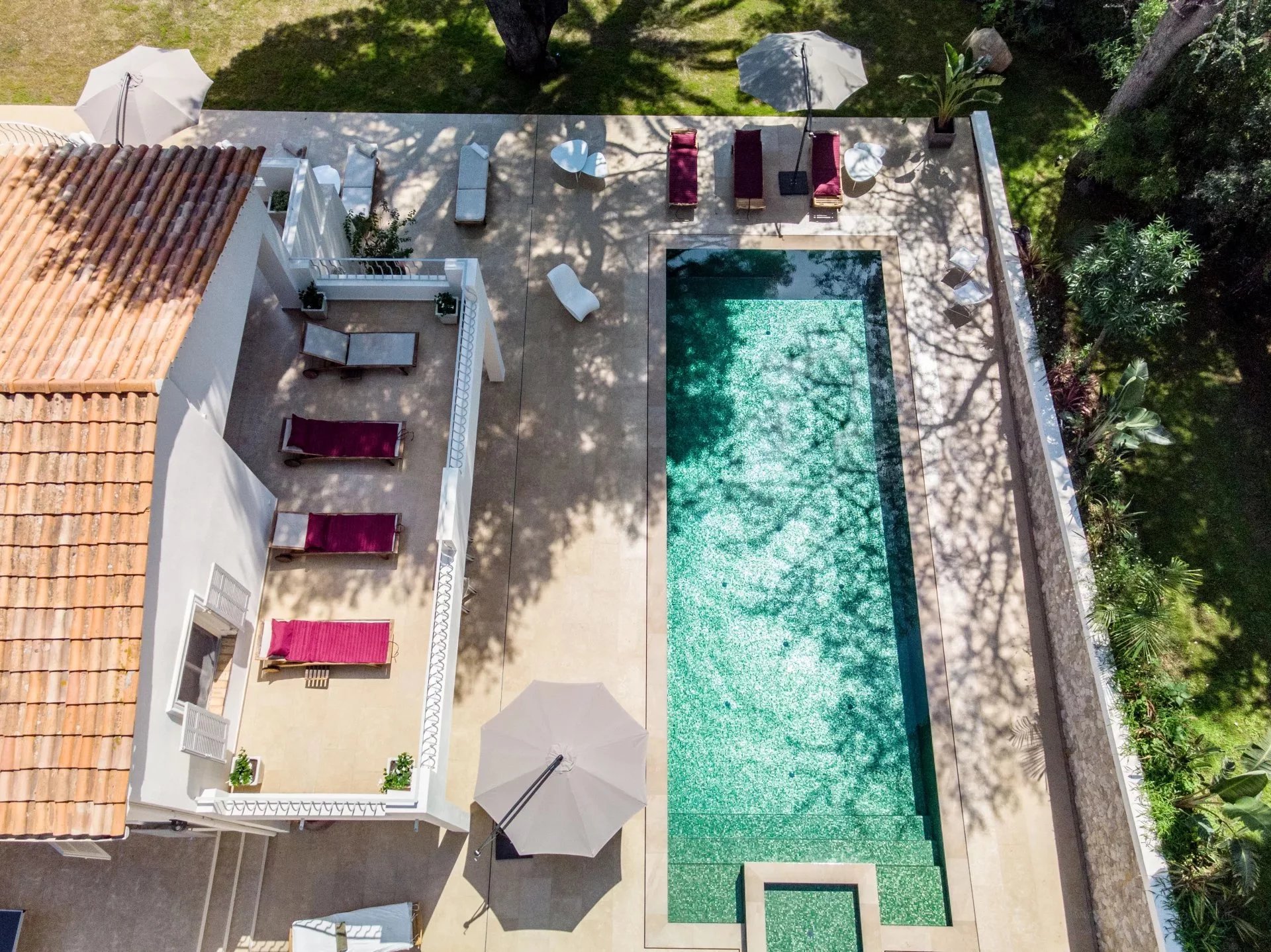 Villa provençale en deuxième ligne avec jardins plats, piscine chauffée et vue sur la mer