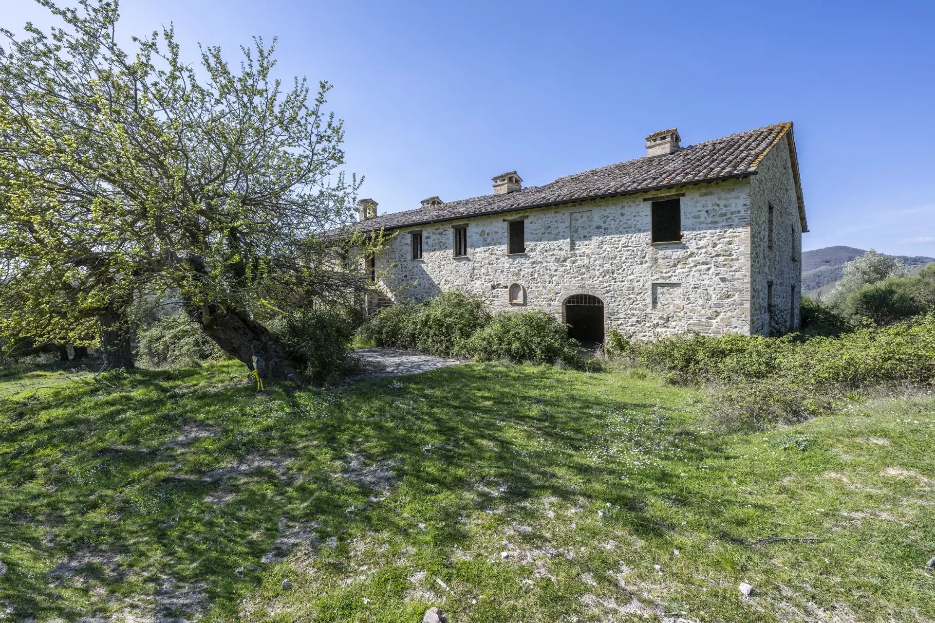  RUSTIC FARMHOUSE TO BE RENOVATED FOR SALE IN MAGIONE, LAKE TRASIMENO