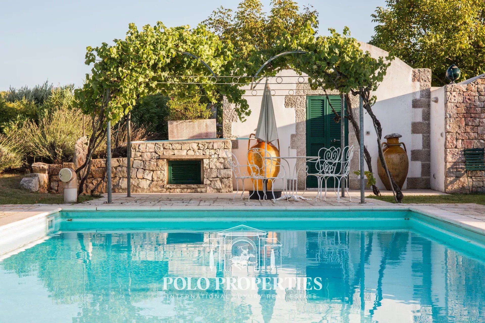ENSEMBLE DE TRULLI ET LAMIE AVEC PISCINE AU CŒUR DE LA CAMPAGNE DE LA VALLÉE D’ITRIA