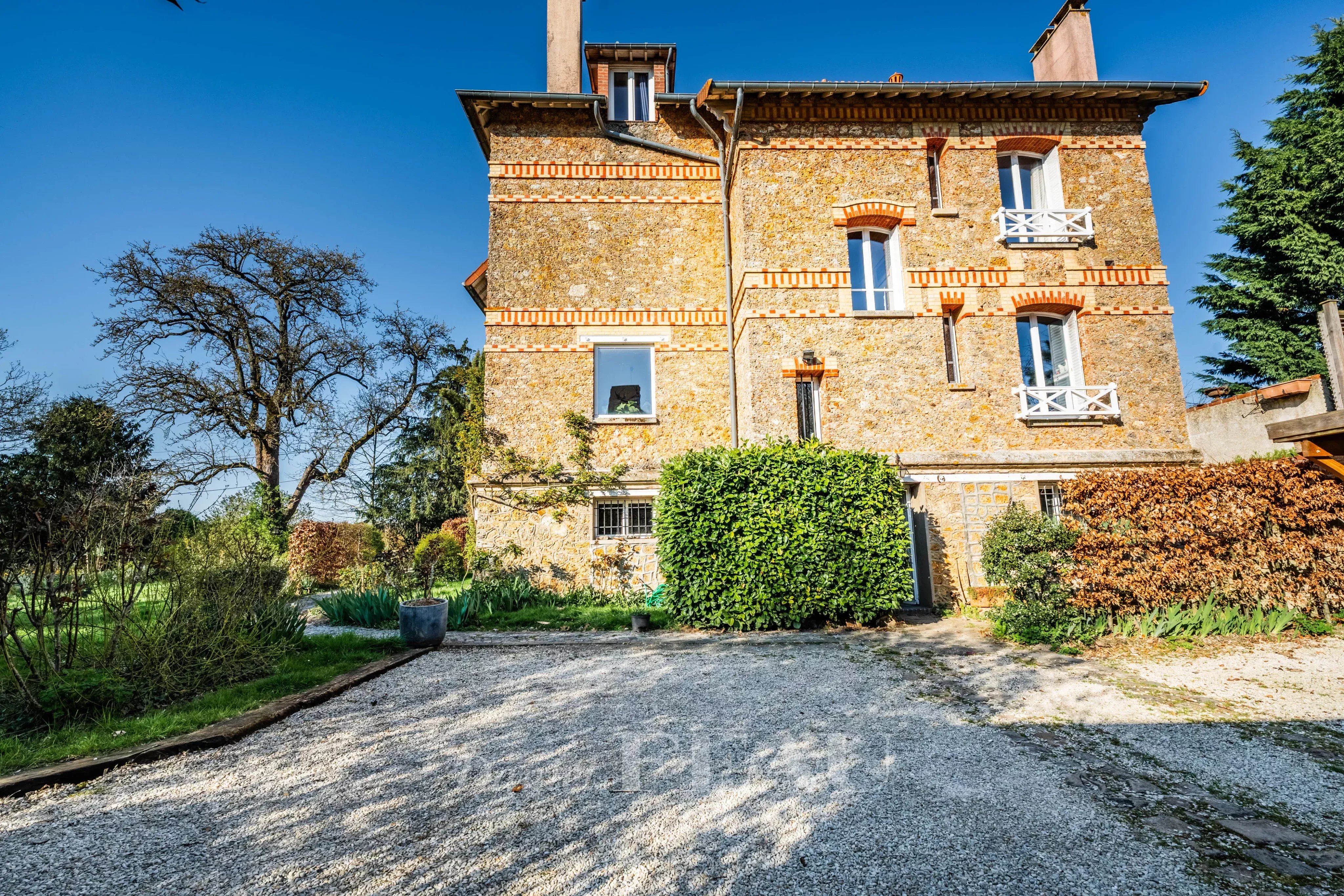 Belle meulière proche de la forêt domaniale