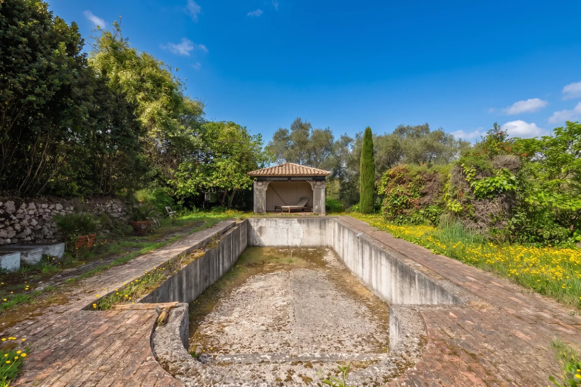 MOUGINS-PROPERTY 2 VILLAS ON A FENCED AND WOODED  PLOT OF 6700 M²