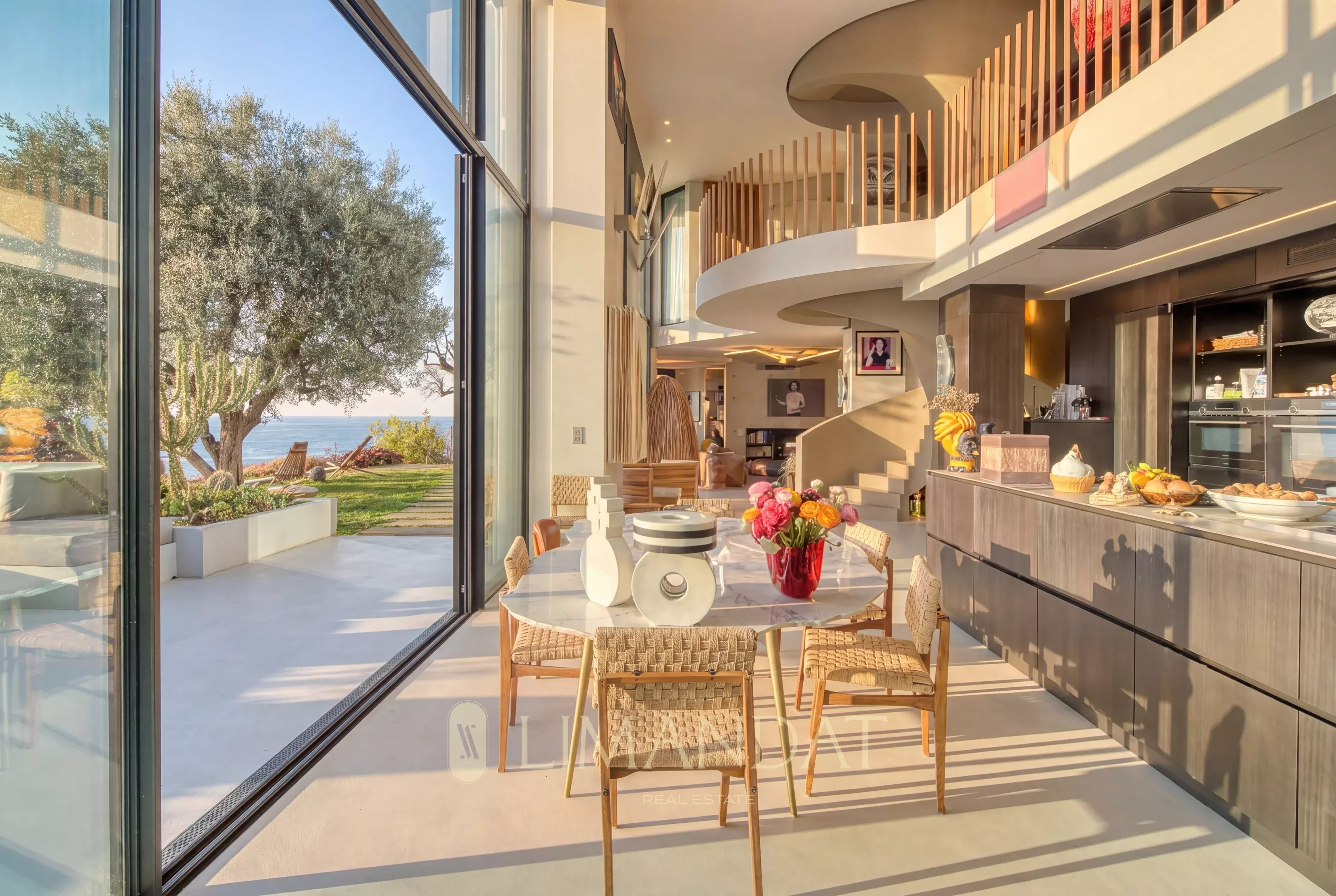 Villa front de mer 350 m2 deux minutes de Monaco,  piscine