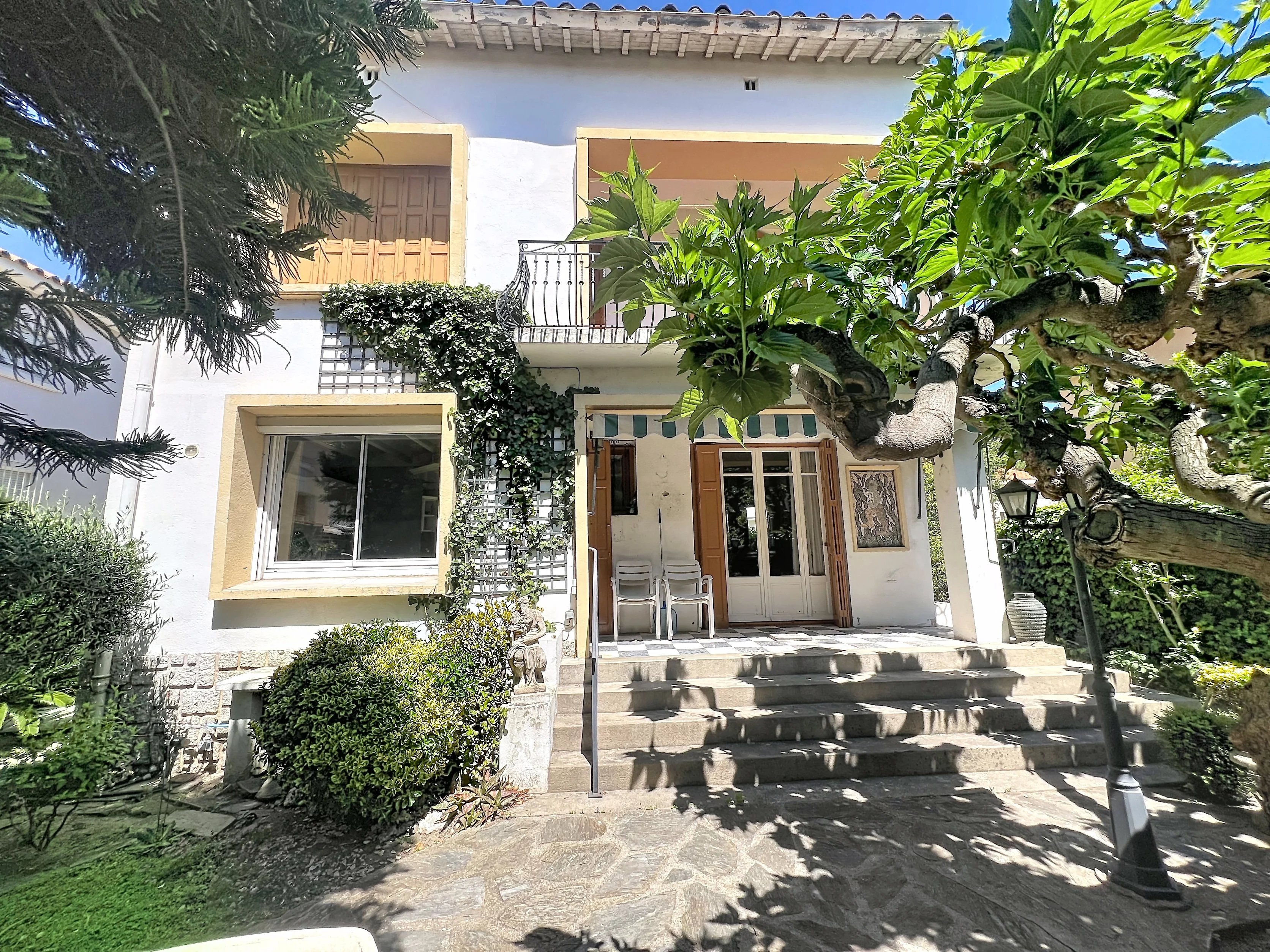 Detached Family Home with Garden, Garage and Excellent Renovation Potential, Perpignan