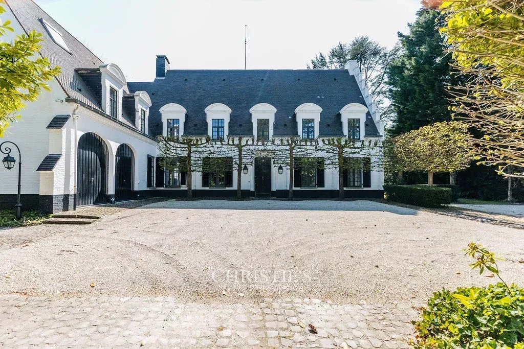 Manoirwijk – Charmante villa op een achterliggend perceel van 55 are