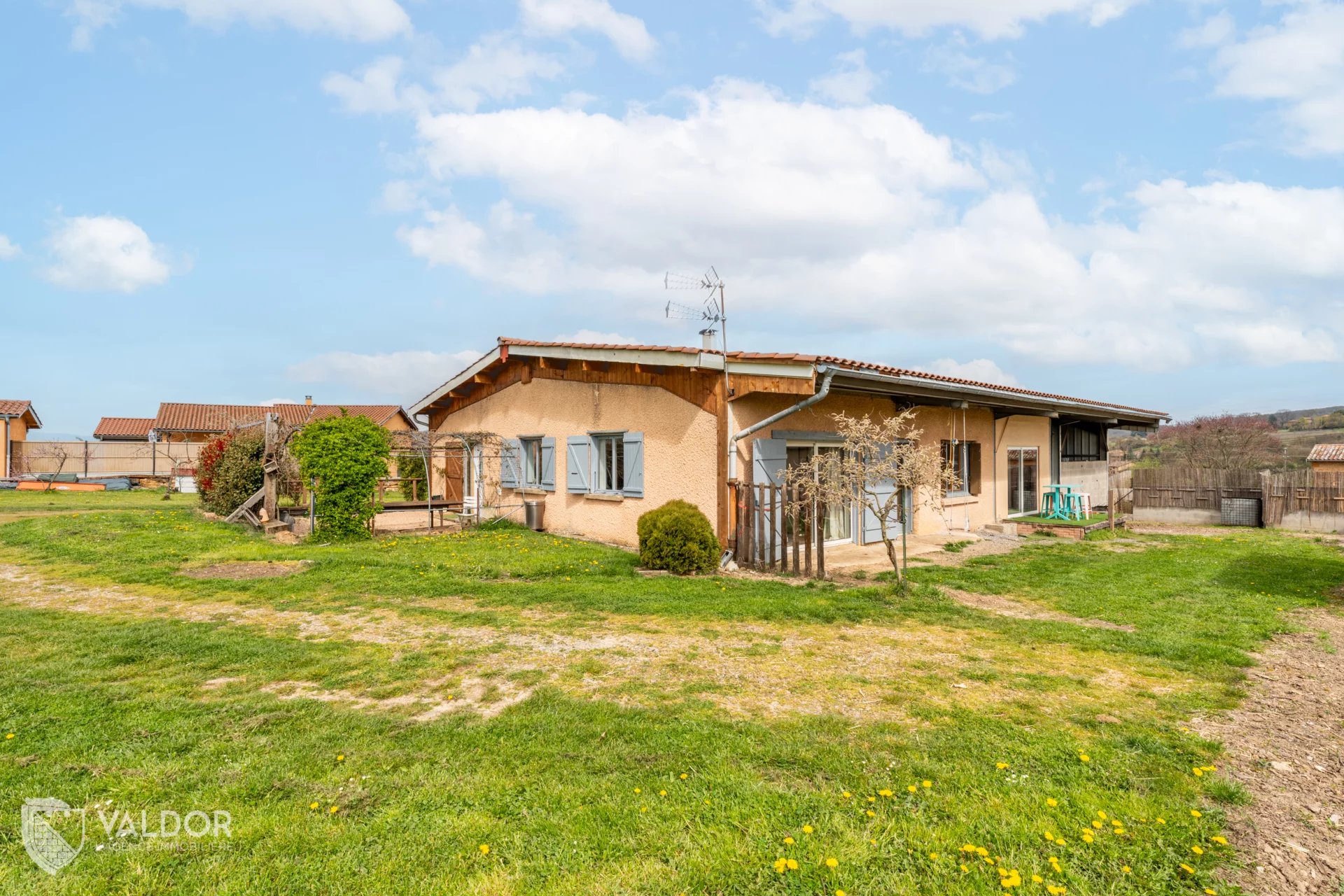 Maison + hangar aménageable - grand terrain, au calme - Charnay 69380