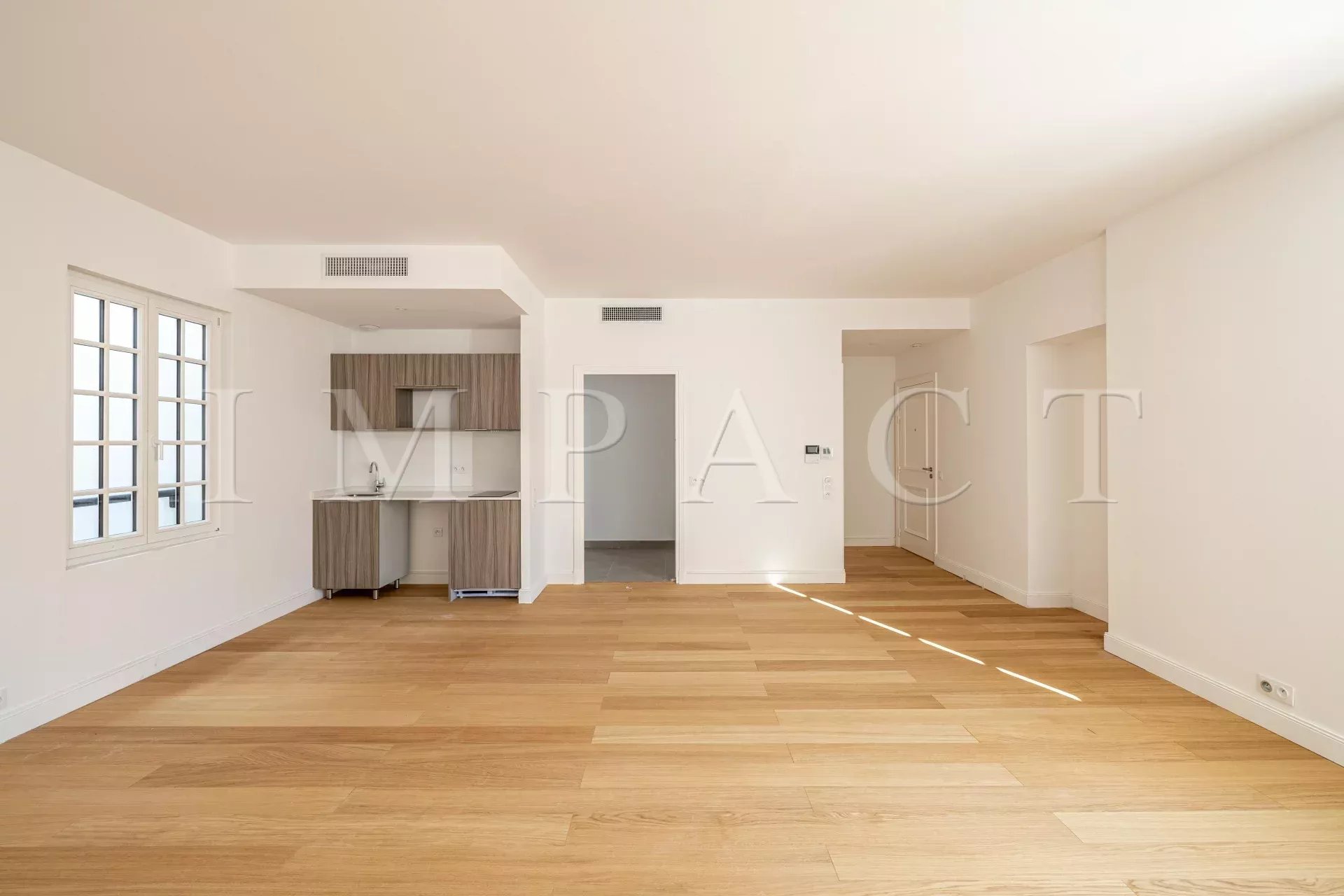 EXCLUSIVITÉ : Antibes, dans le mythique Grand Hôtel, grand studio rénové à vendre.