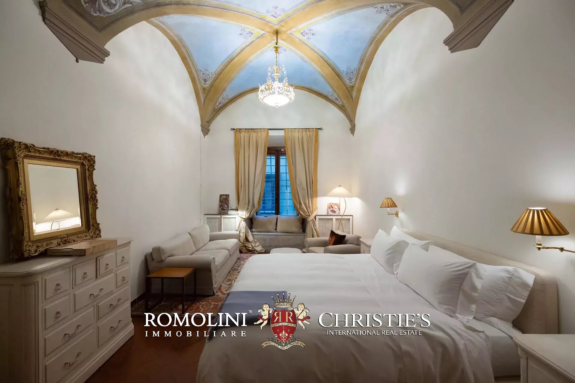 PRACHTVOLLER RESTAURIERTER PALAZZO MIT BLICK AUF DAS HISTORISCHE ZENTRUM VON FLORENZ ZU VERKAUFEN