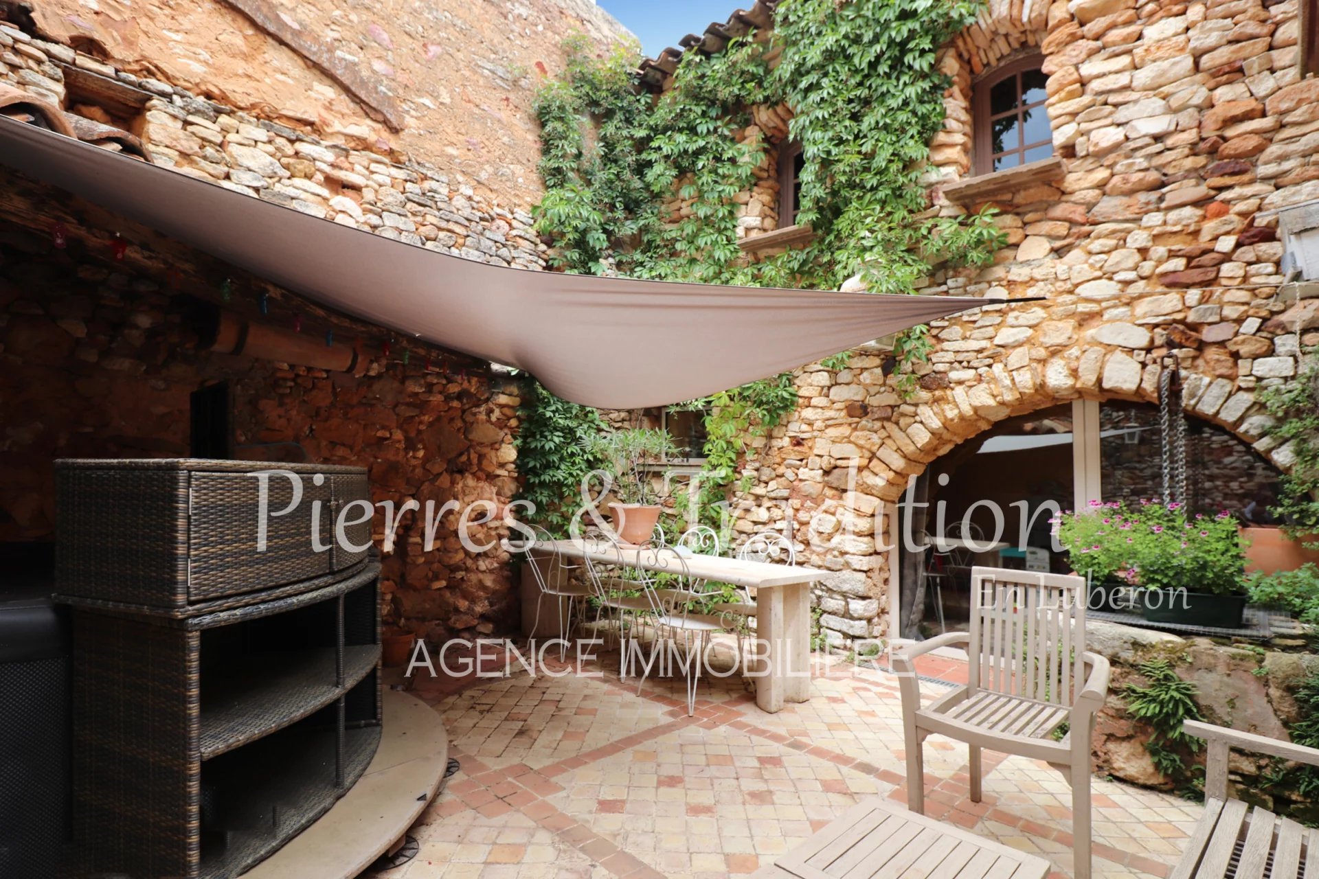 Roussillon beautiful village house with courtyard