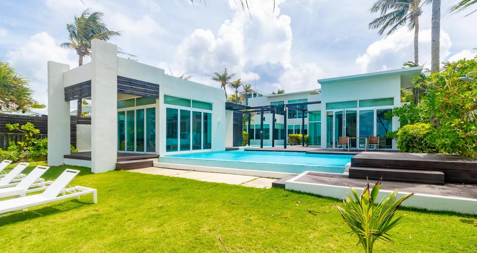 Belle villa située en bord de plage à Natai