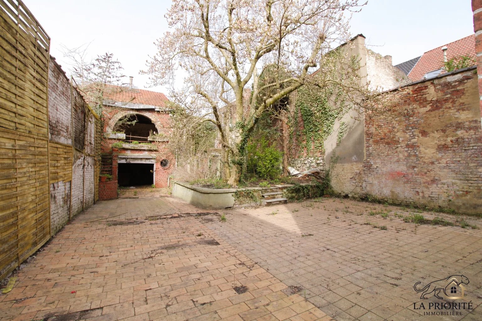 Maison de commerce à rénover – Fort potentiel – Centre de Gosselies