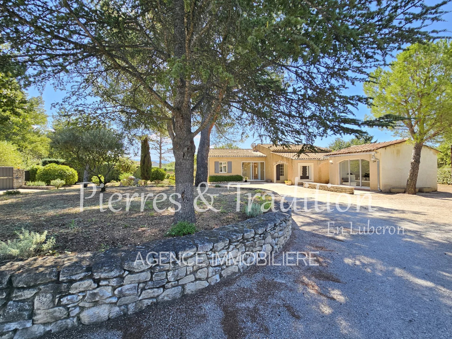 Luberon, beautiful property with grounds and swimming pool in the sought-after area of Saint Saturnin es Apt.