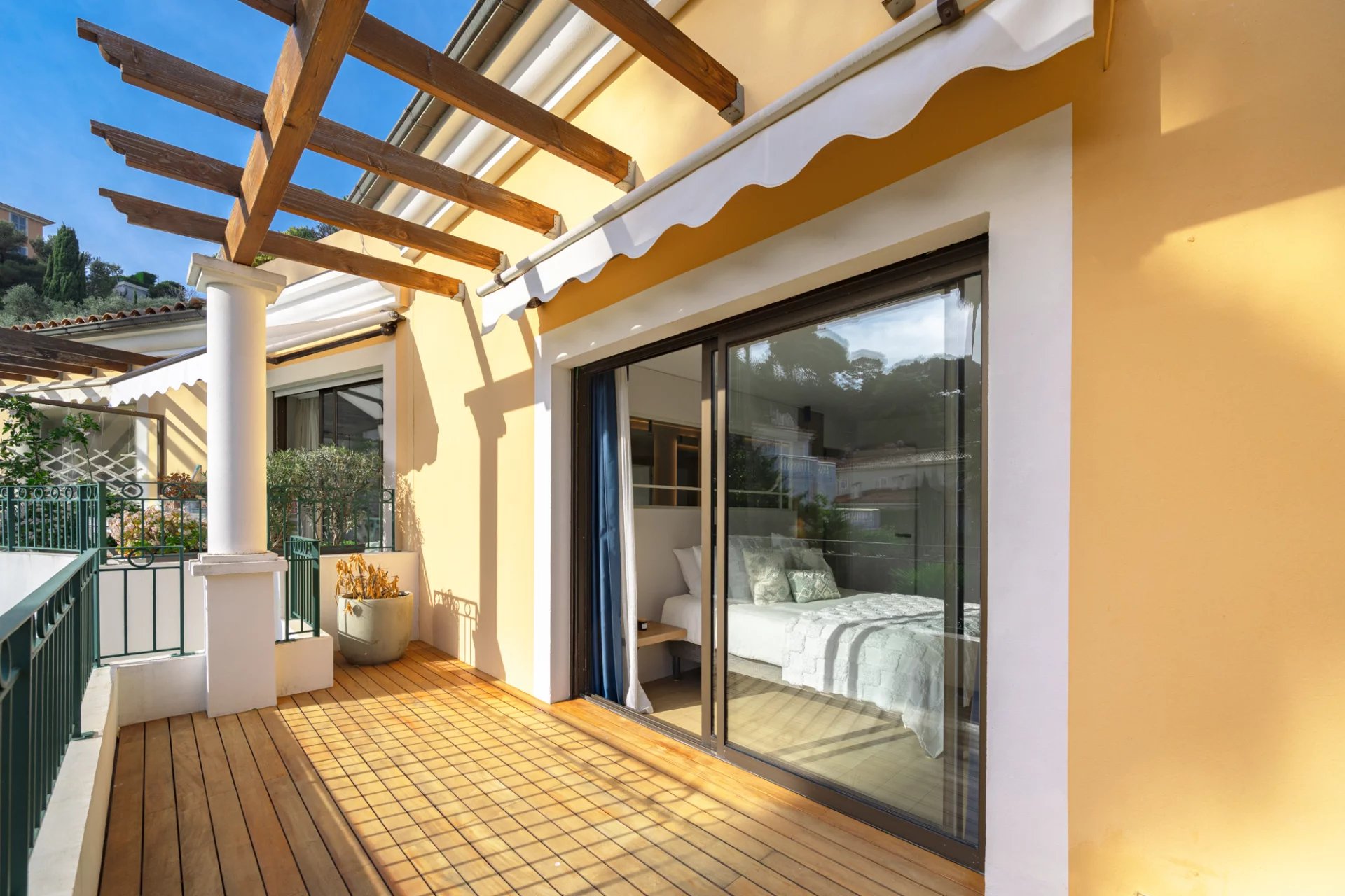 3-bedroom top floor duplex with rooftop terrace and sea views