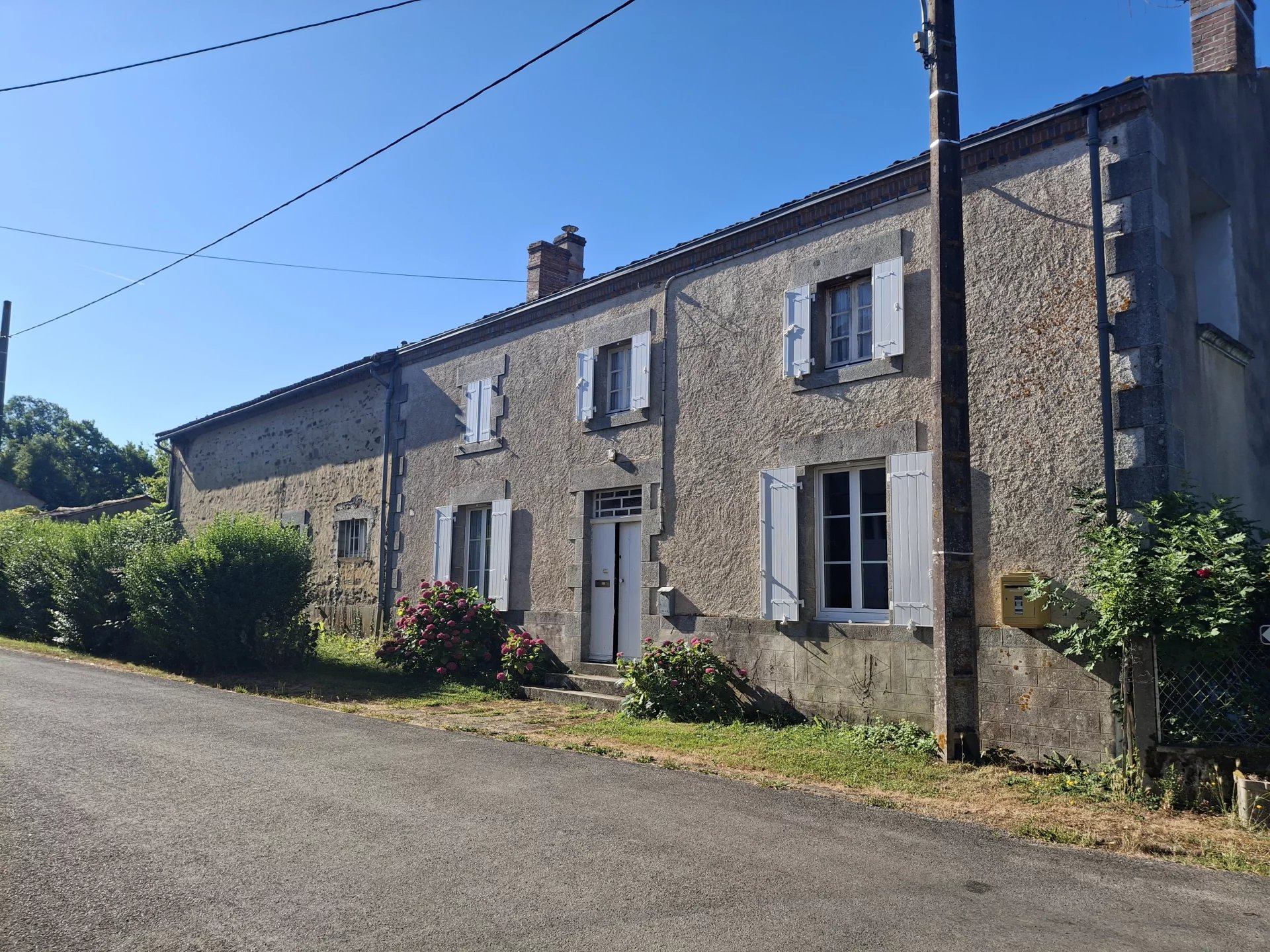 Charmante maison familiale de bonne taille à moderniser plus grange et autres dépendances