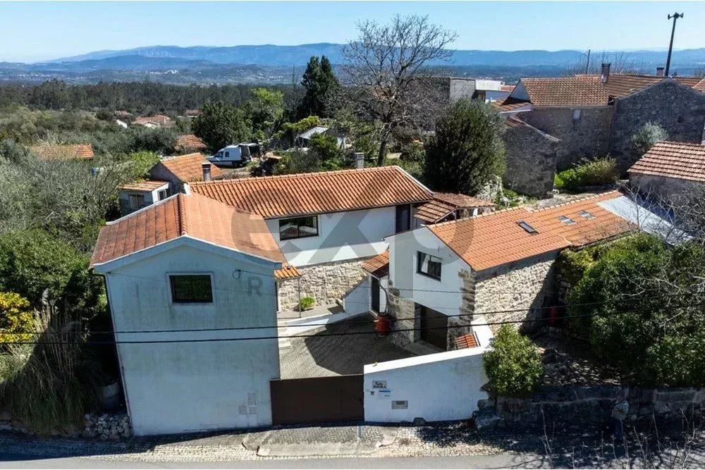 Encantadora Casa de Pedra com 3 Quartos no Centro de Portugal – Perfeita para Entretenimento e Expansão!