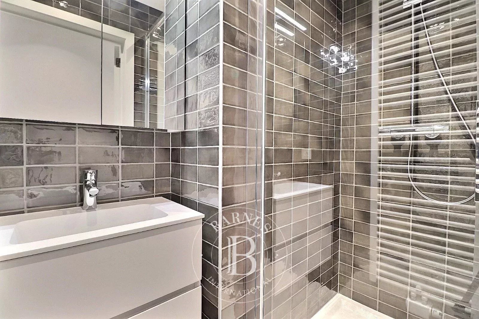 In the heart of Brussels - Renovated duplex 2bed + terrace + parking (optional)