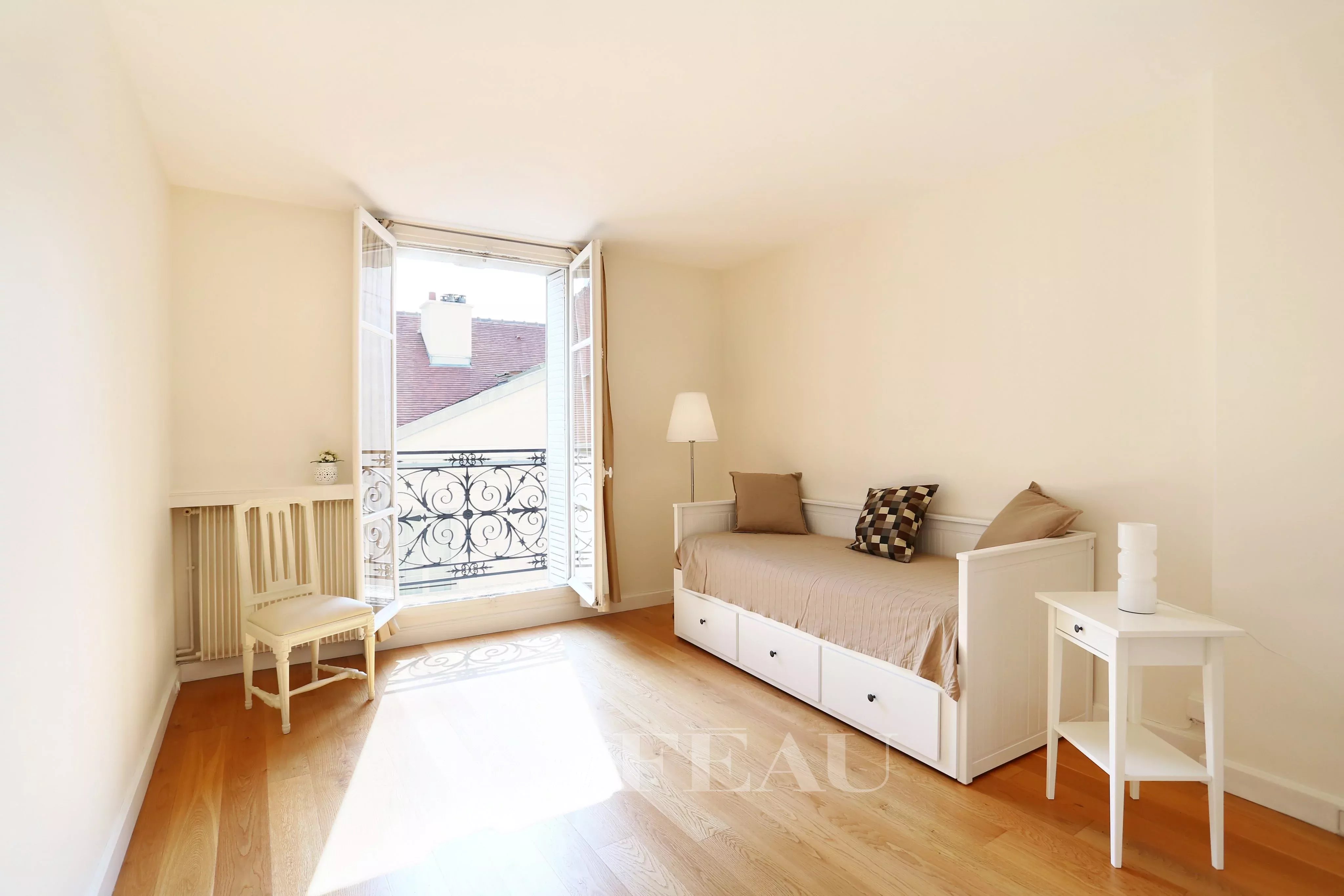 Bedroom Natural light Wooden floor