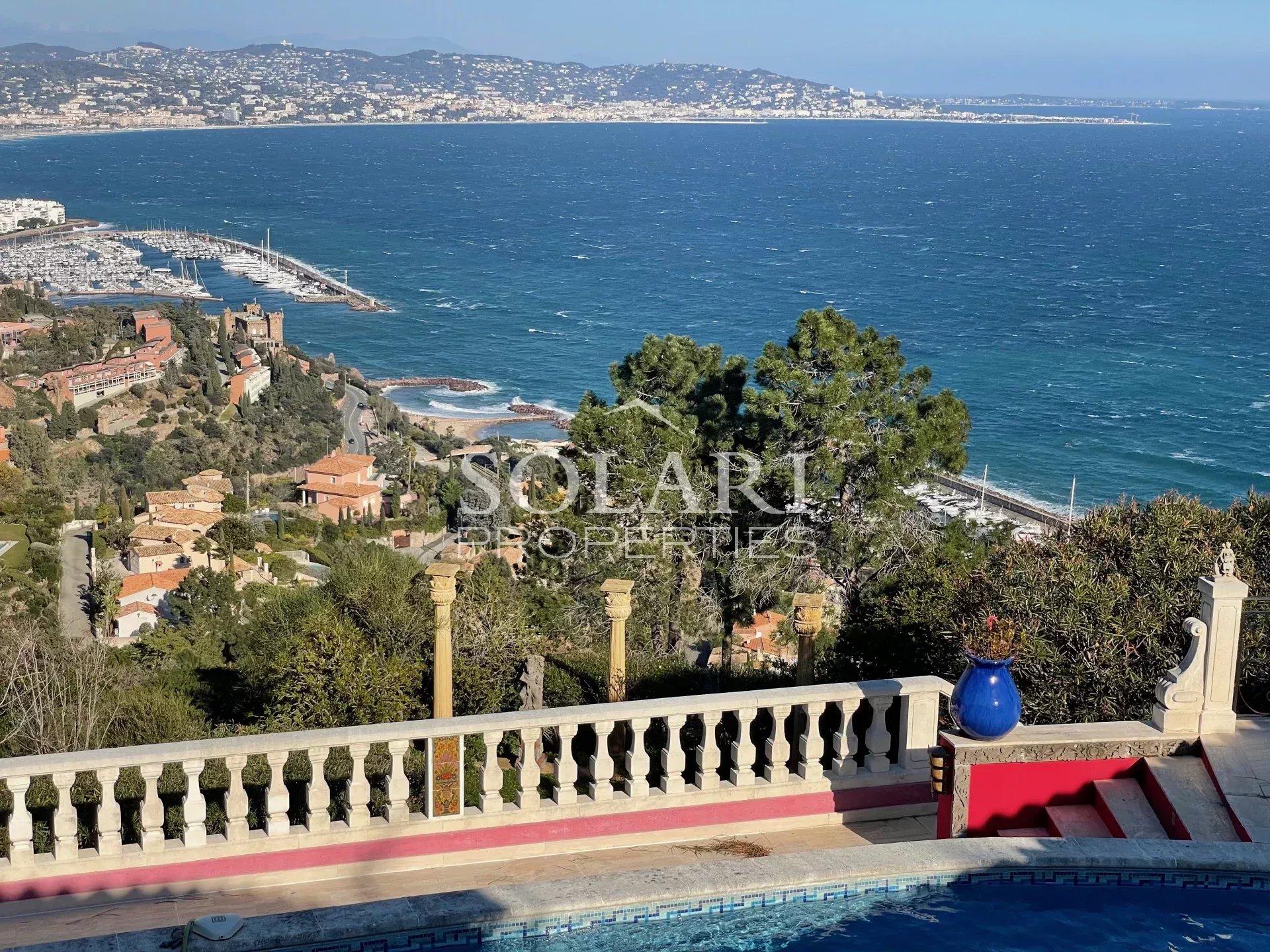 Villa dans une domaine de prestige avec vue mer panoramique sur la baie de Cannes