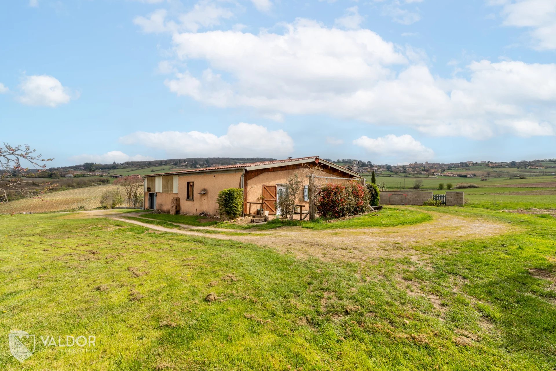 Maison + hangar aménageable - grand terrain, au calme - Charnay 69380