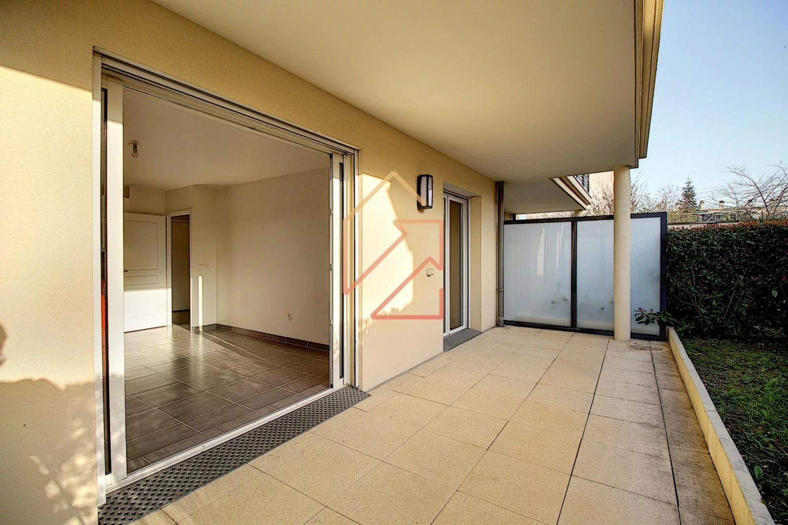 APPARTEMENT RÉCENT DEUX PIÈCES 43M² AVEC TERRASSE 24M², CAVE ET BOX EN SOUS-SOL