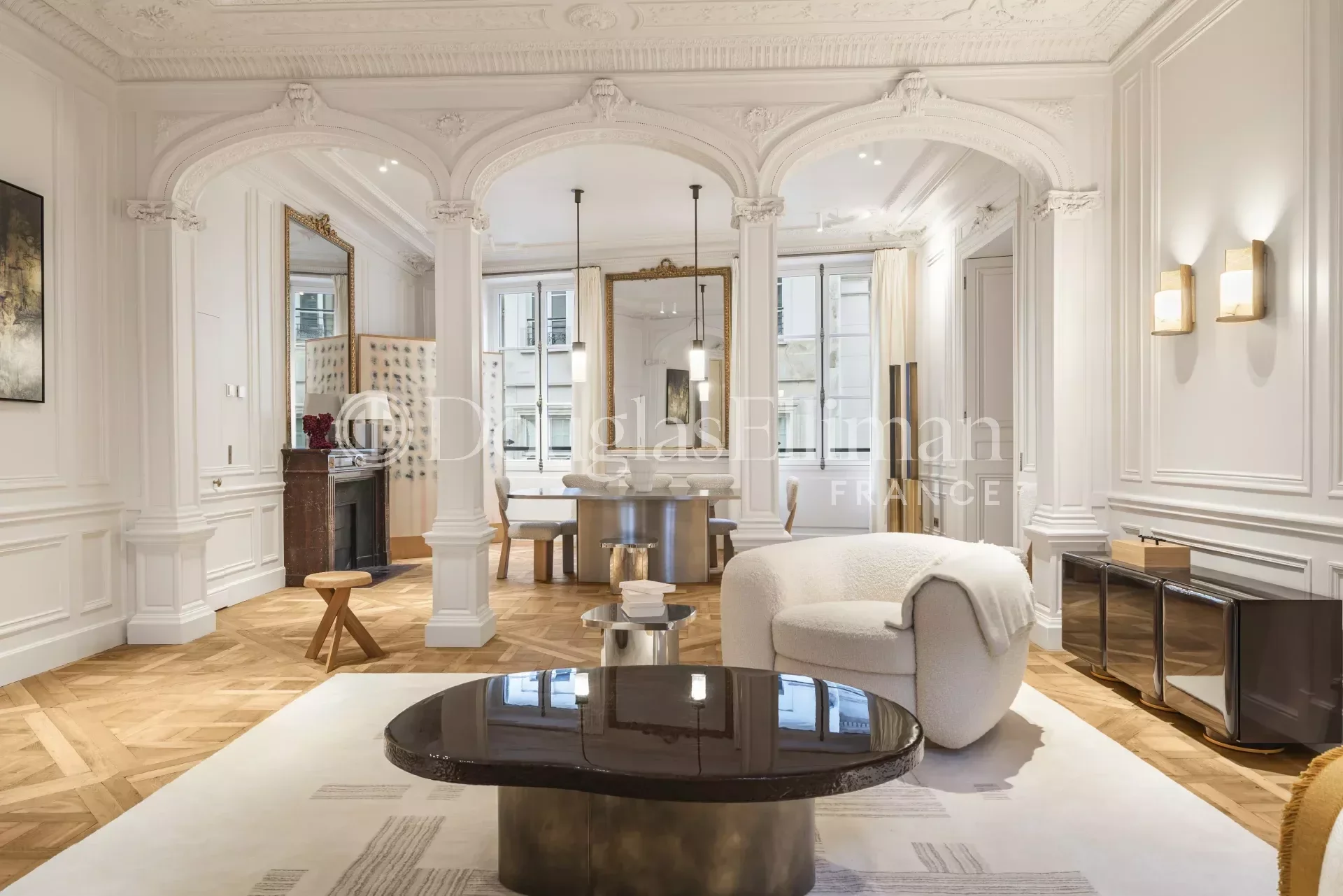 Paris 6th BONAPARTE / SAINT-GERMAIN-DES-PRÉS — 148 sqm Apartment — 3 Suites — Caretaker and Elevator - Picture n°2