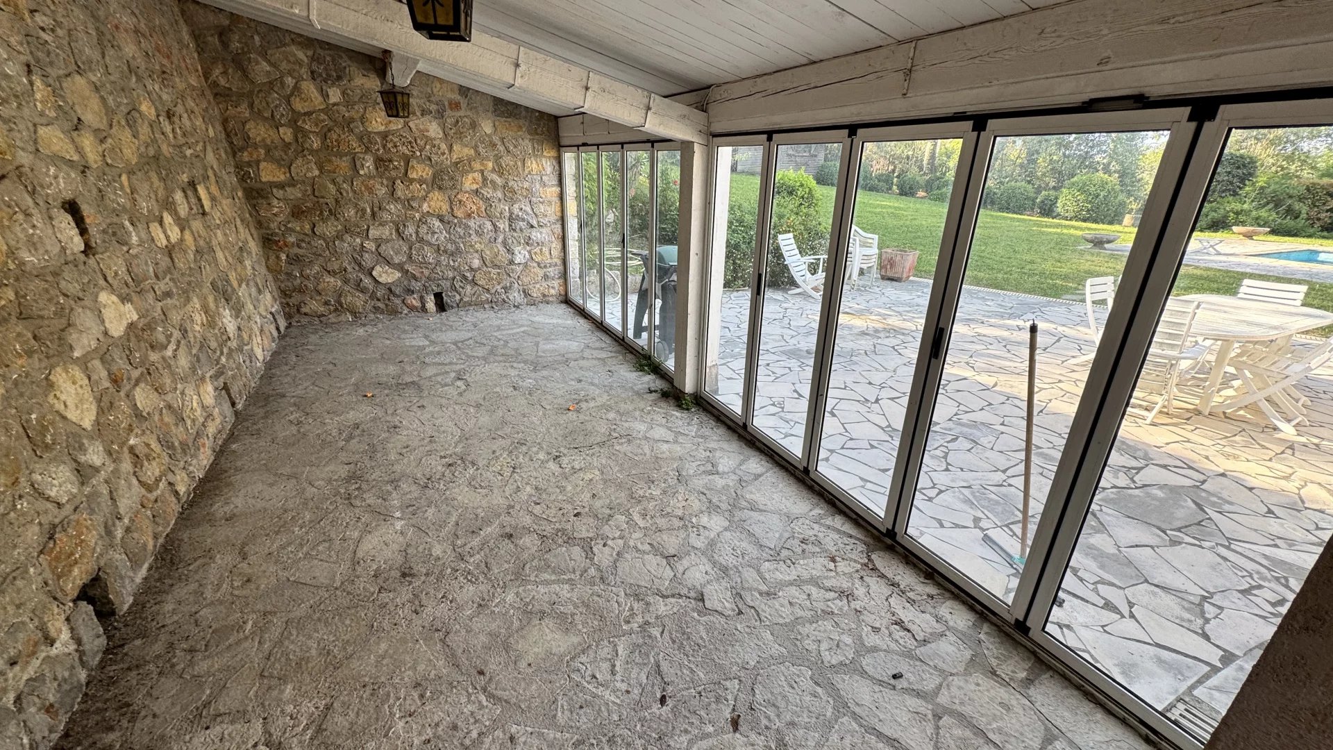 VILLA PISCINE GROS POTENTIEL