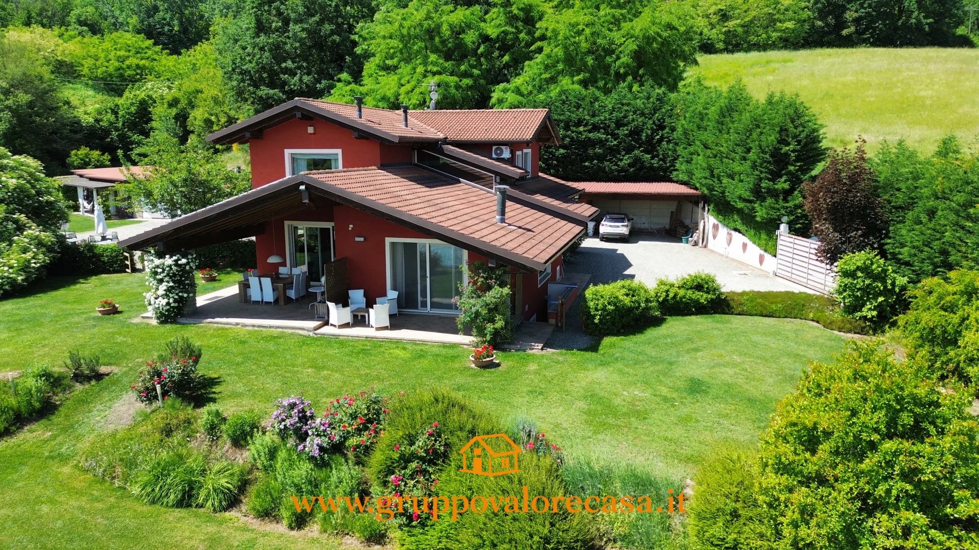 Prestigiosa tenuta contemporanea tra natura, privacy e design