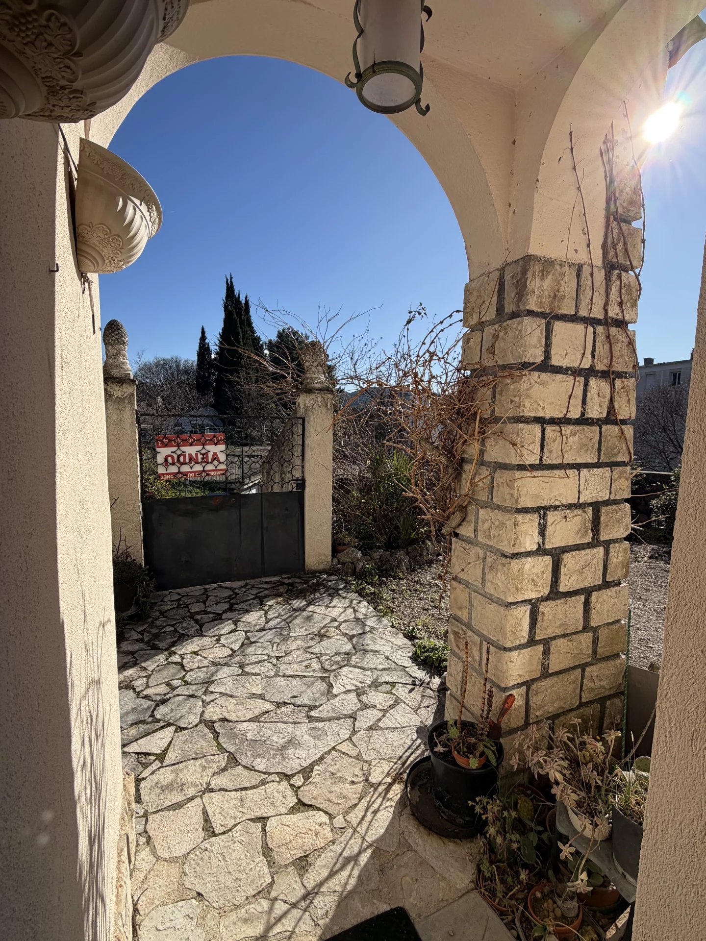 Rare à la vente, Maison de ville 92m2 env de plain pied sur un terrain de 436m2 env.