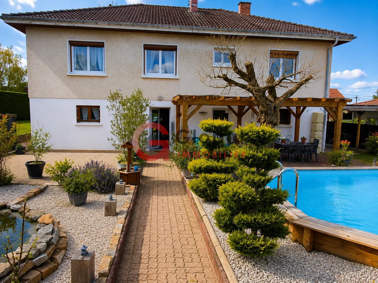Maison familiale 6 pièces sur terrain de 2 030 m2 avec pisci