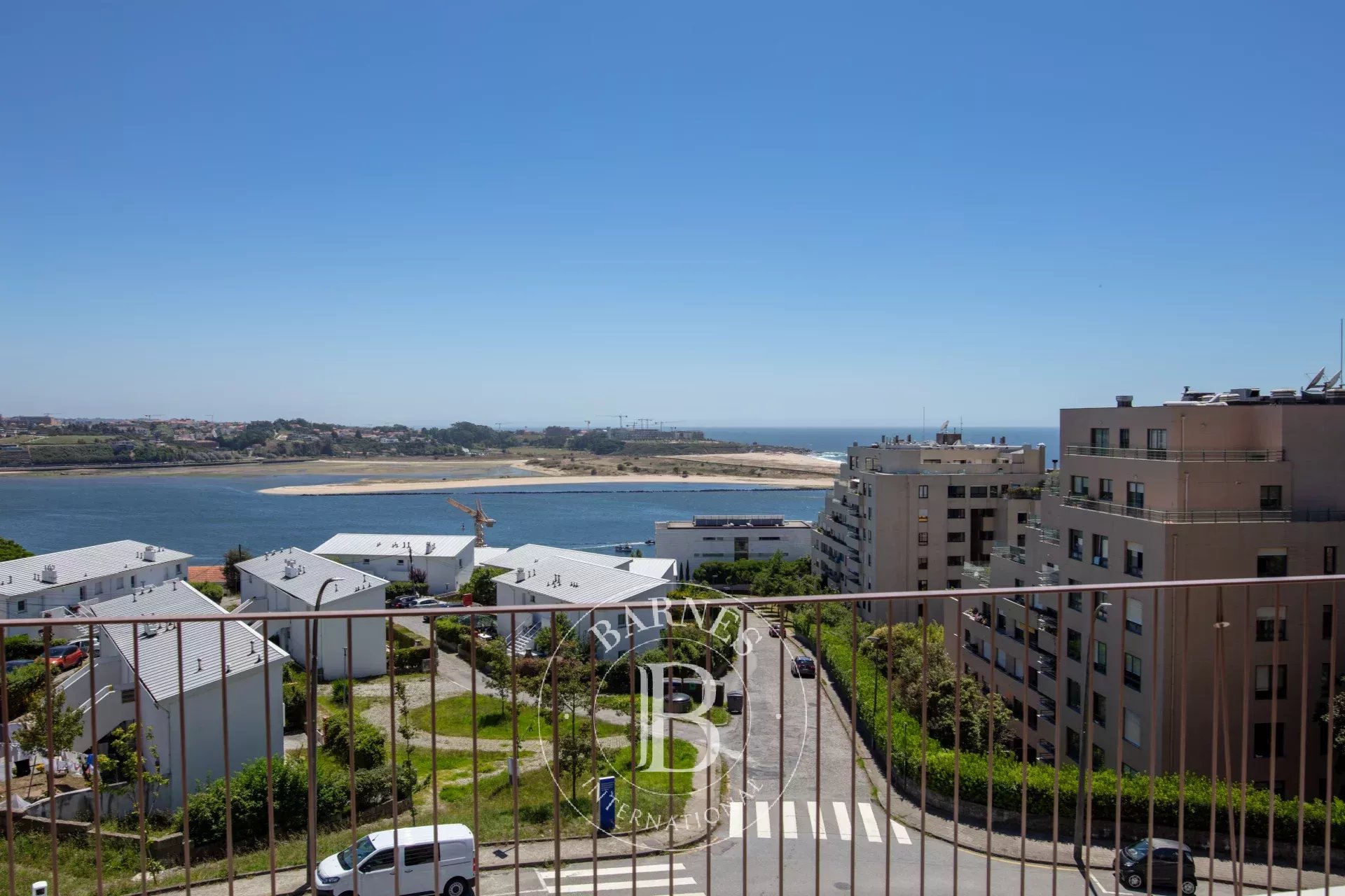 Terraço e vista de rio e de mar