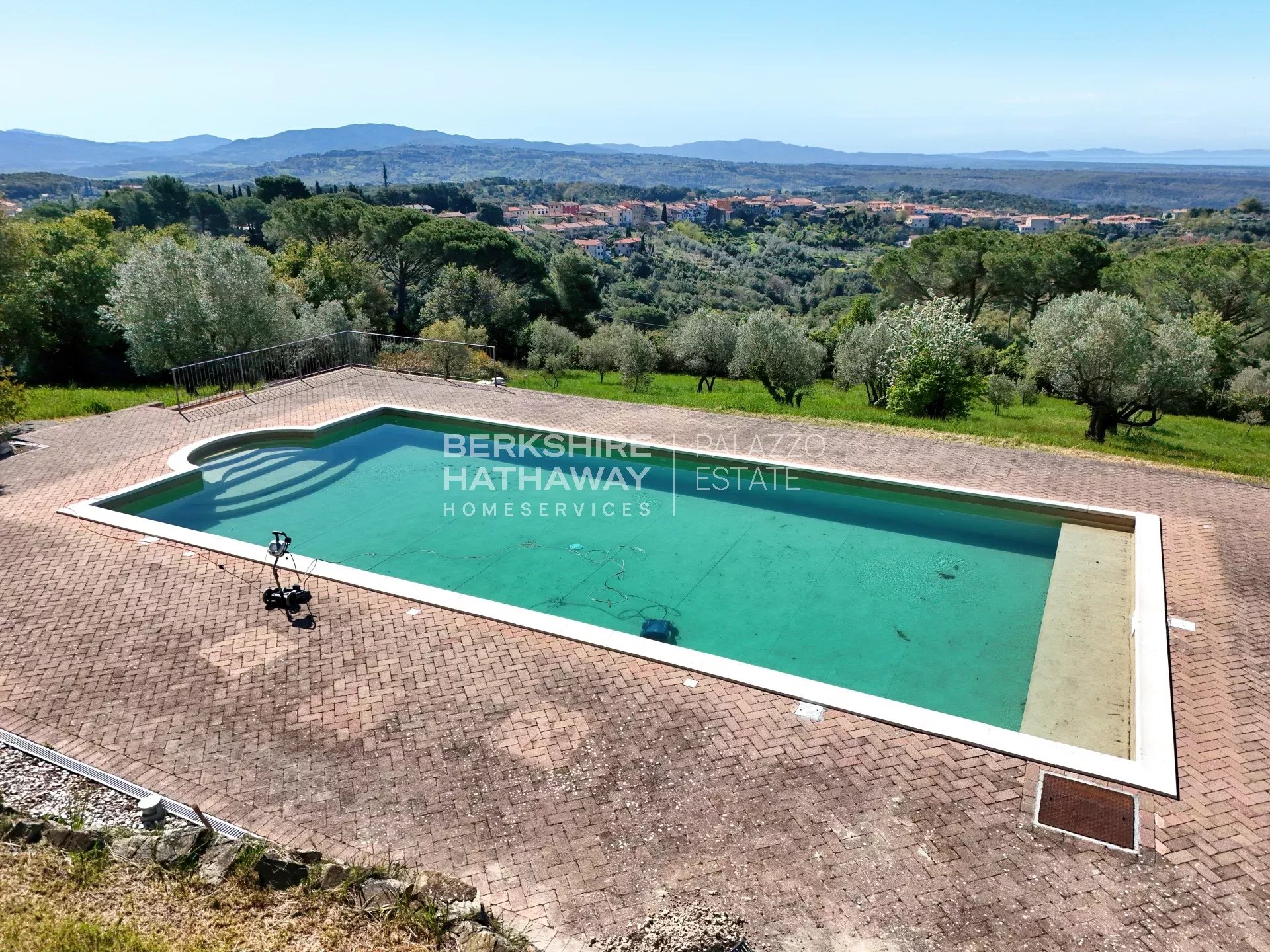 Elegante Villa d'Epoca con Vista Mare e Piscina a Riparbella