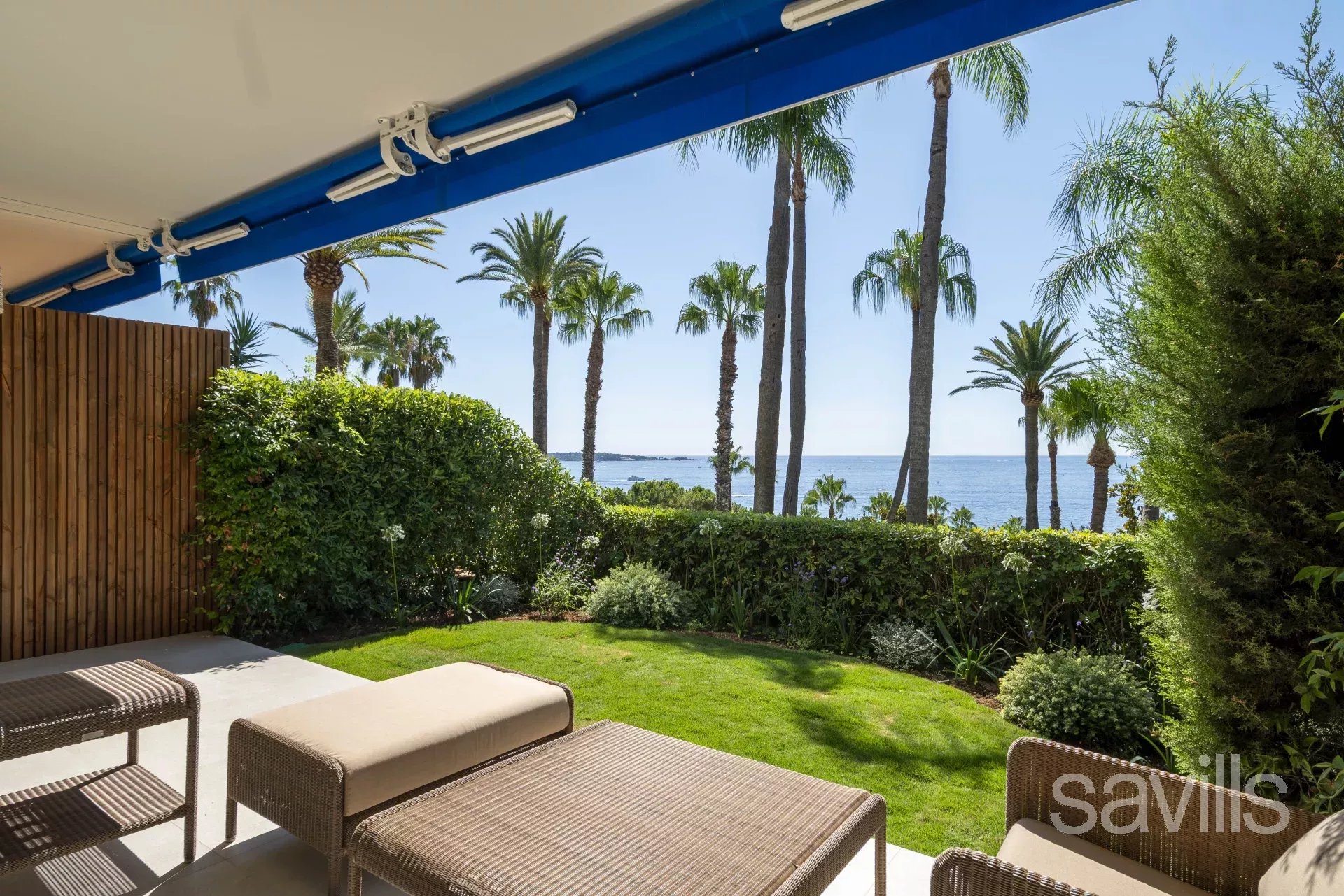 A splendid apartment, boasting sea views