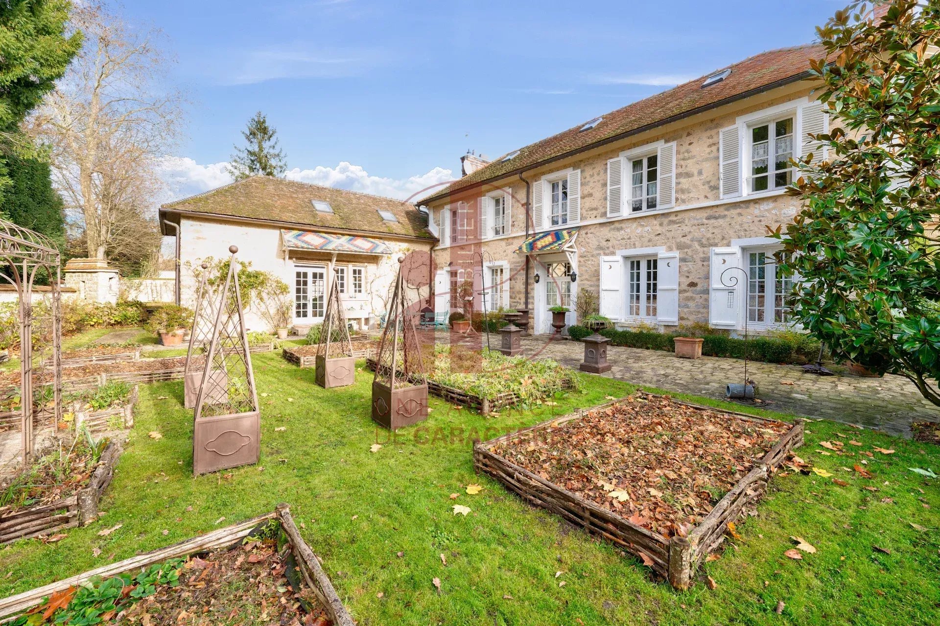 NEAR FONTAINEBLEAU - SAMOREAU - STONE FARMHOUSE OF 381 M² with GARDEN of 2,951 m²