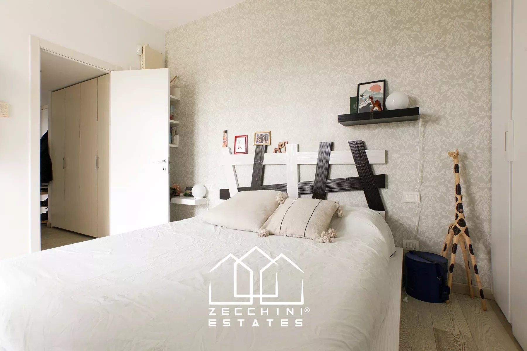 Pleasant one-bedroom with large terrace.