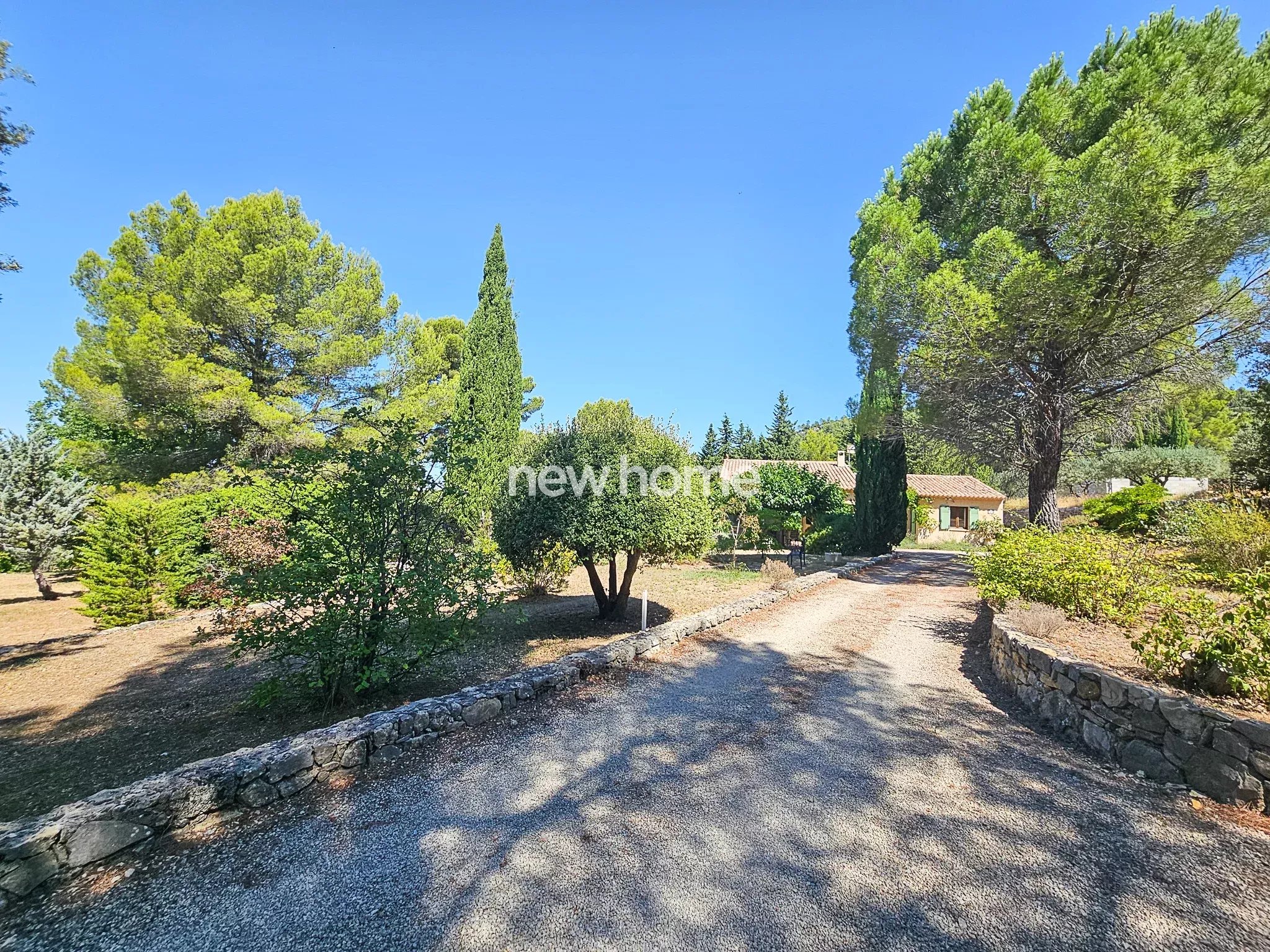 Havre de paix au cur de la nature avec vaste terrain arboré