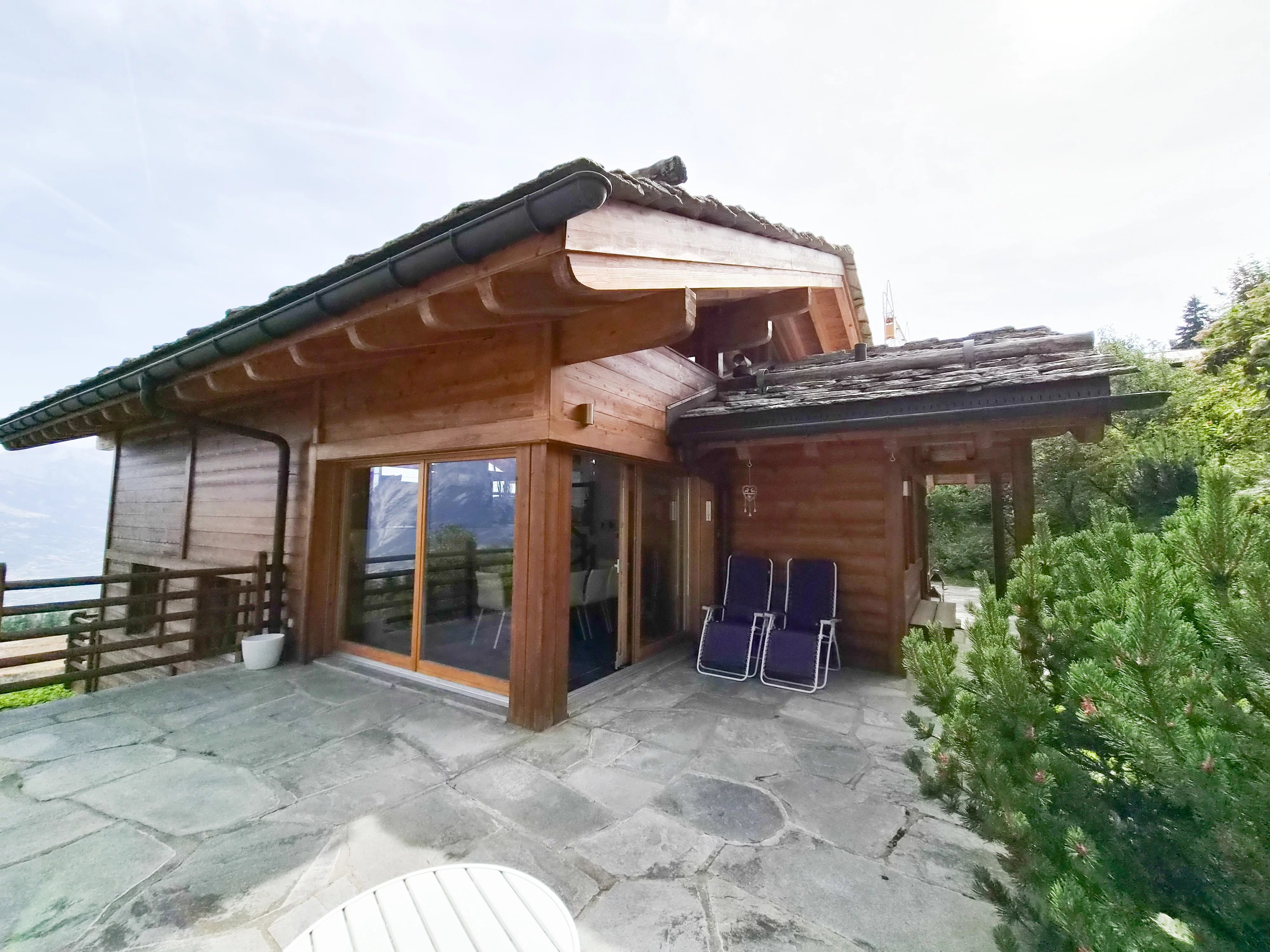 Chalet d'exception au bord du bisse et proche des pistes de skis, à Nendaz !