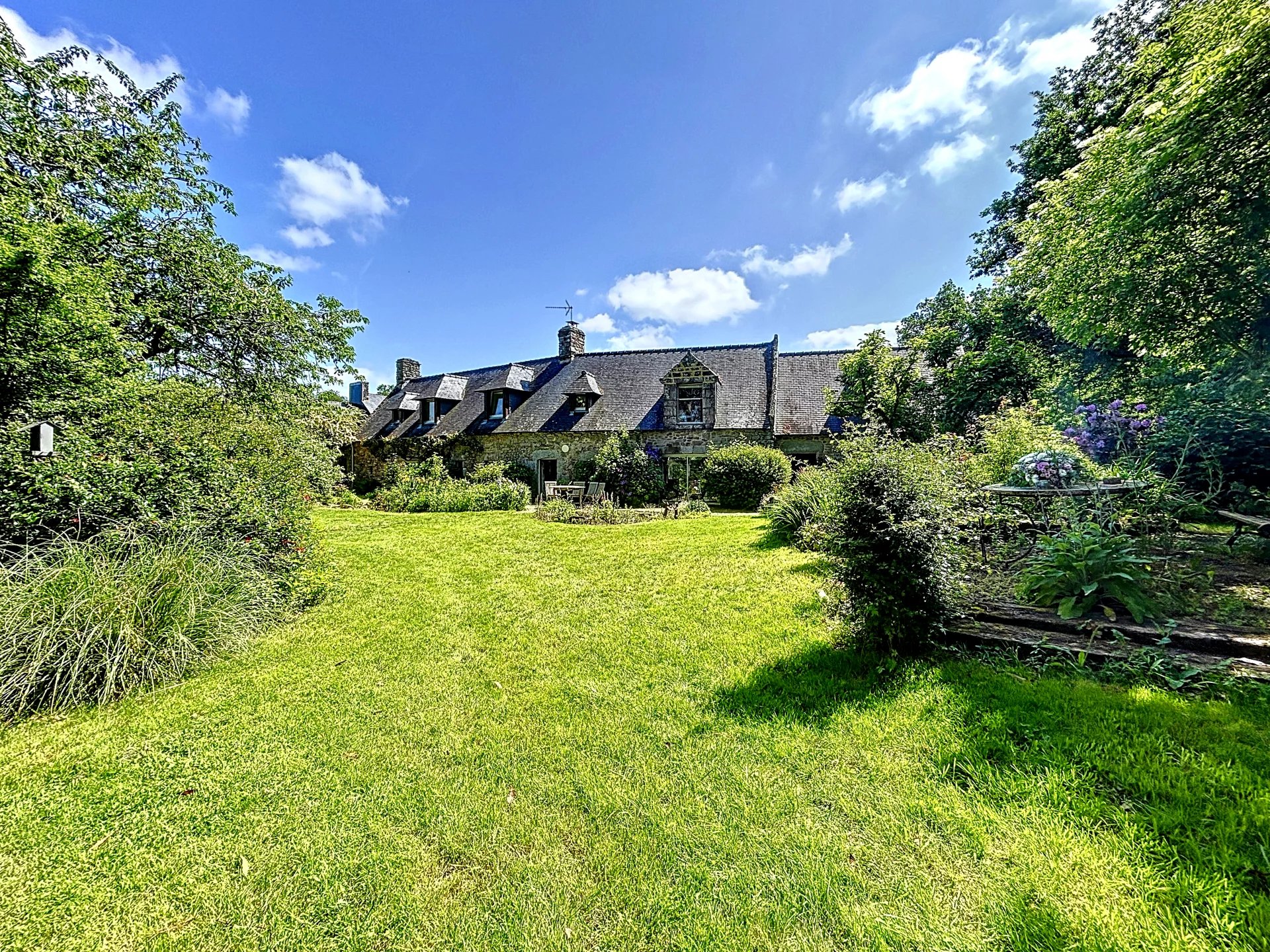 Charmante Longère avec jardin paysagé