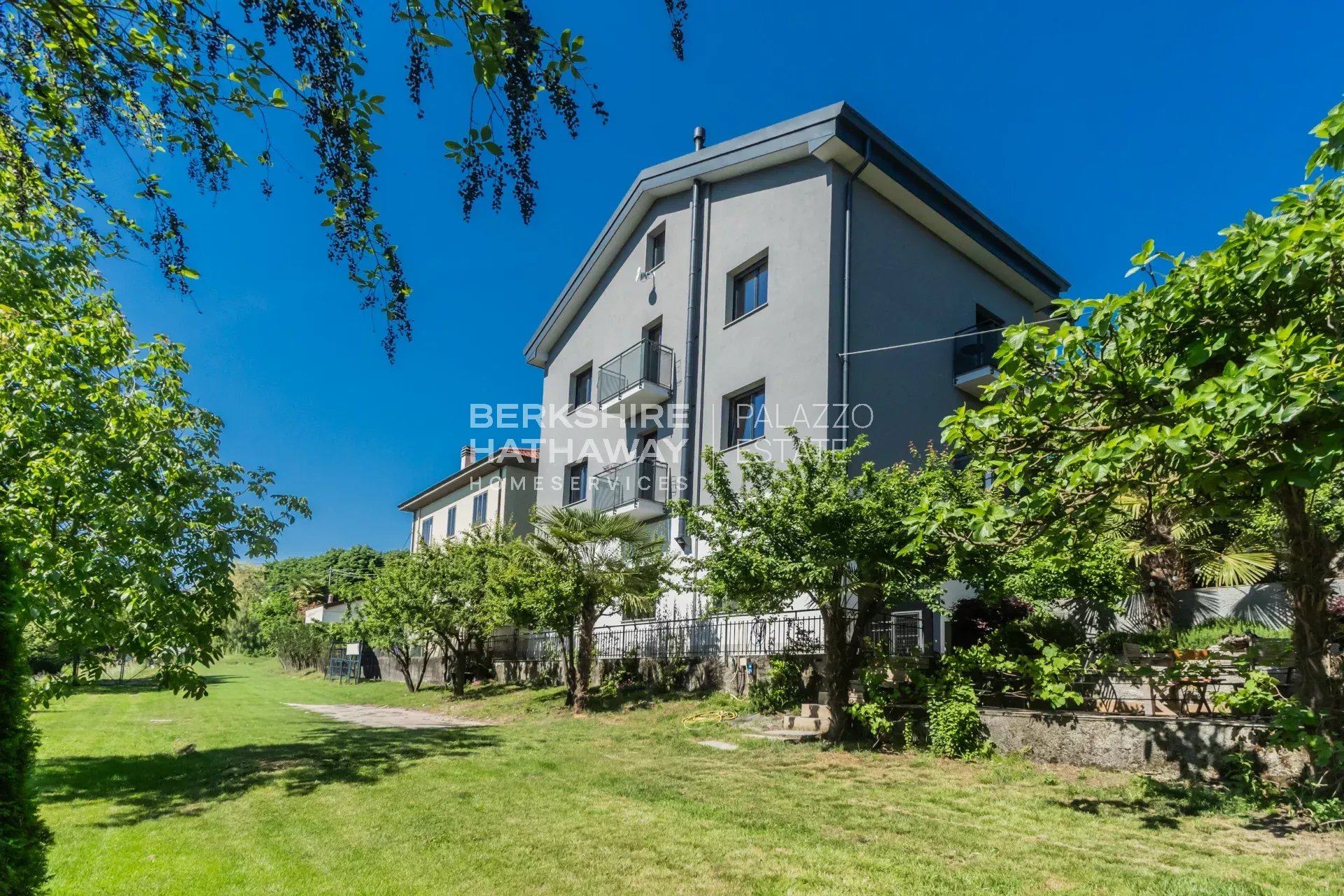 Villa bifamiliare con giardino a Biandronno, a pochi passi dal Lago di Varese